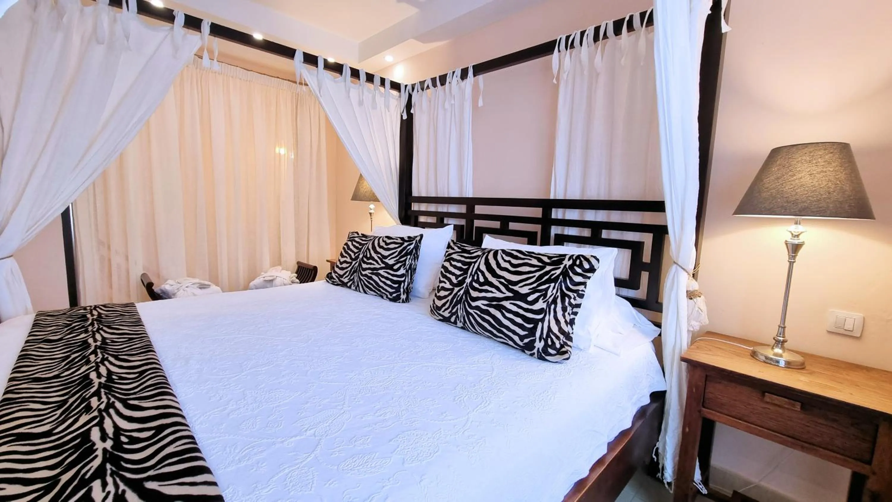 Bed in Evita Beach Suites Exclusivas