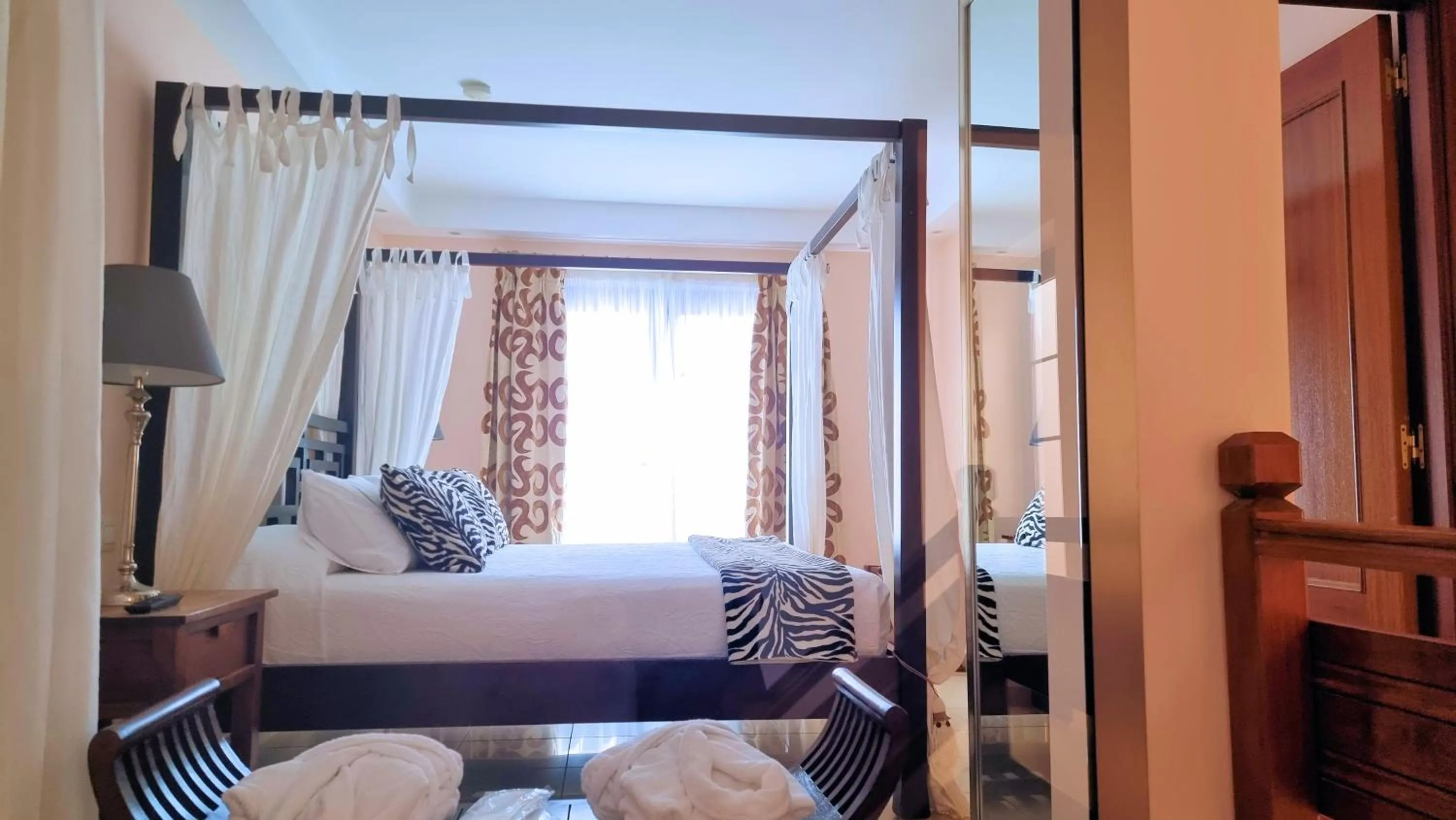 Bed in Evita Beach Suites Exclusivas