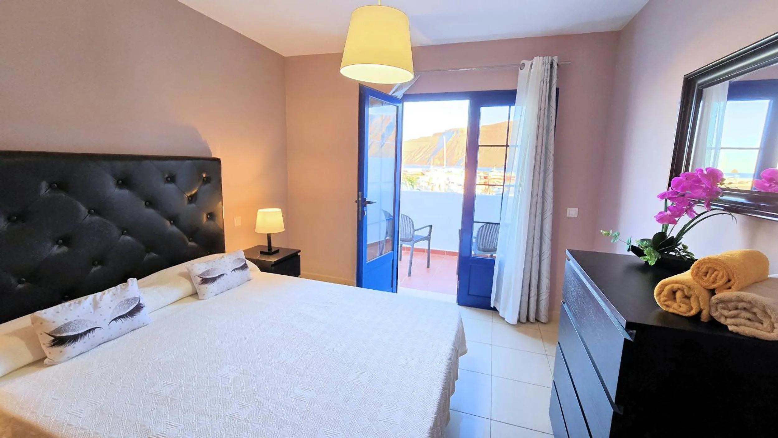 Bed in Evita Beach Suites Exclusivas