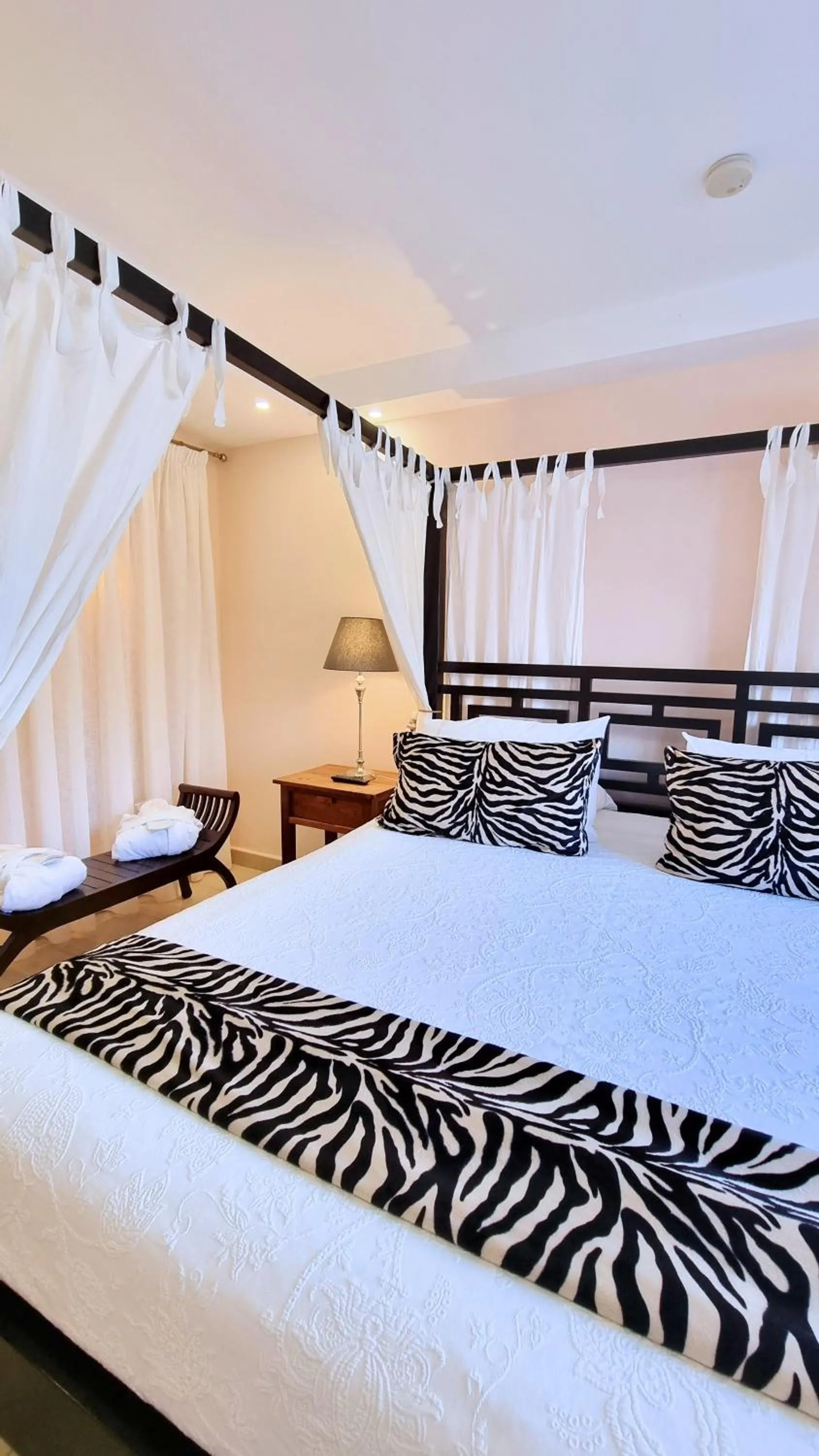 Bed in Evita Beach Suites Exclusivas