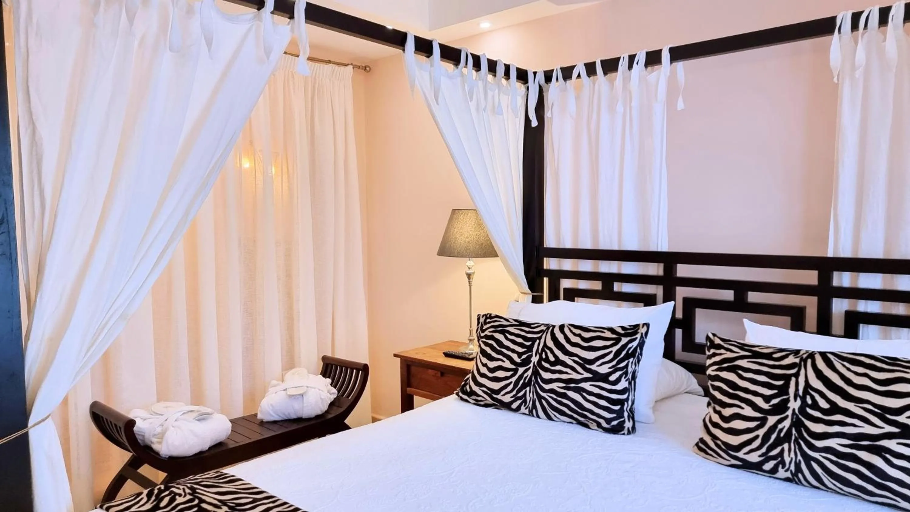 Bed in Evita Beach Suites Exclusivas