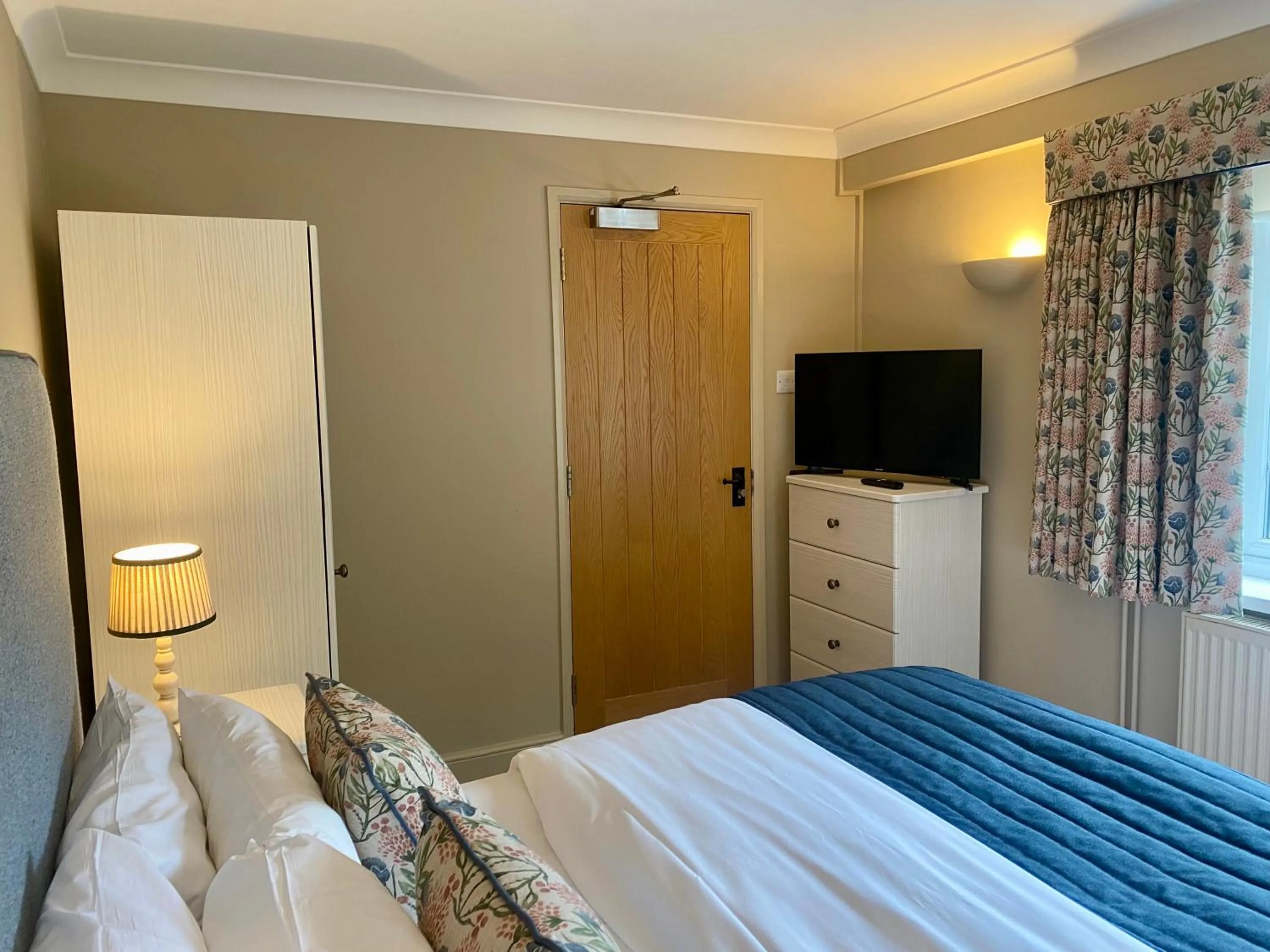 Bedroom, Bed in Caley Hall