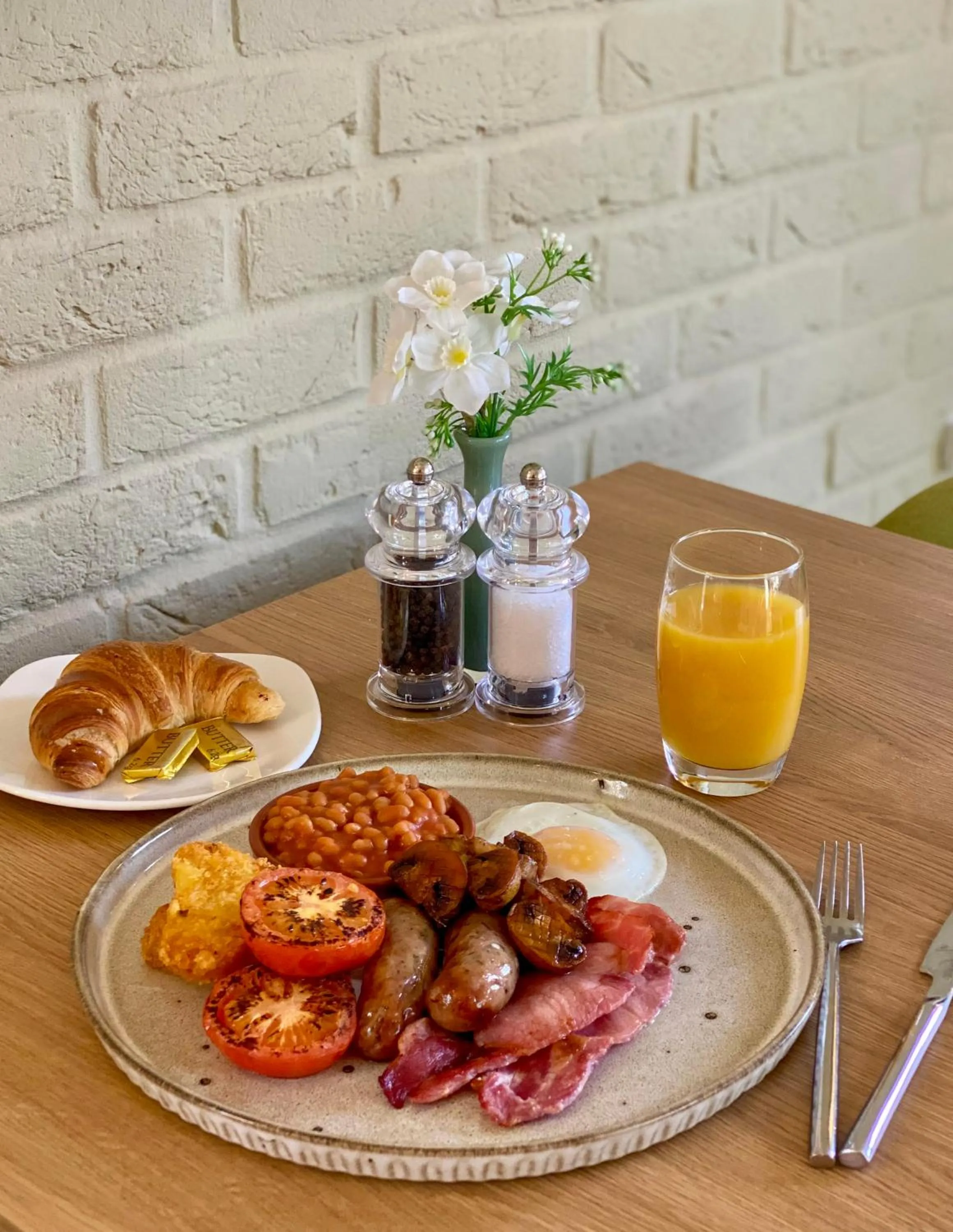 Breakfast in Caley Hall