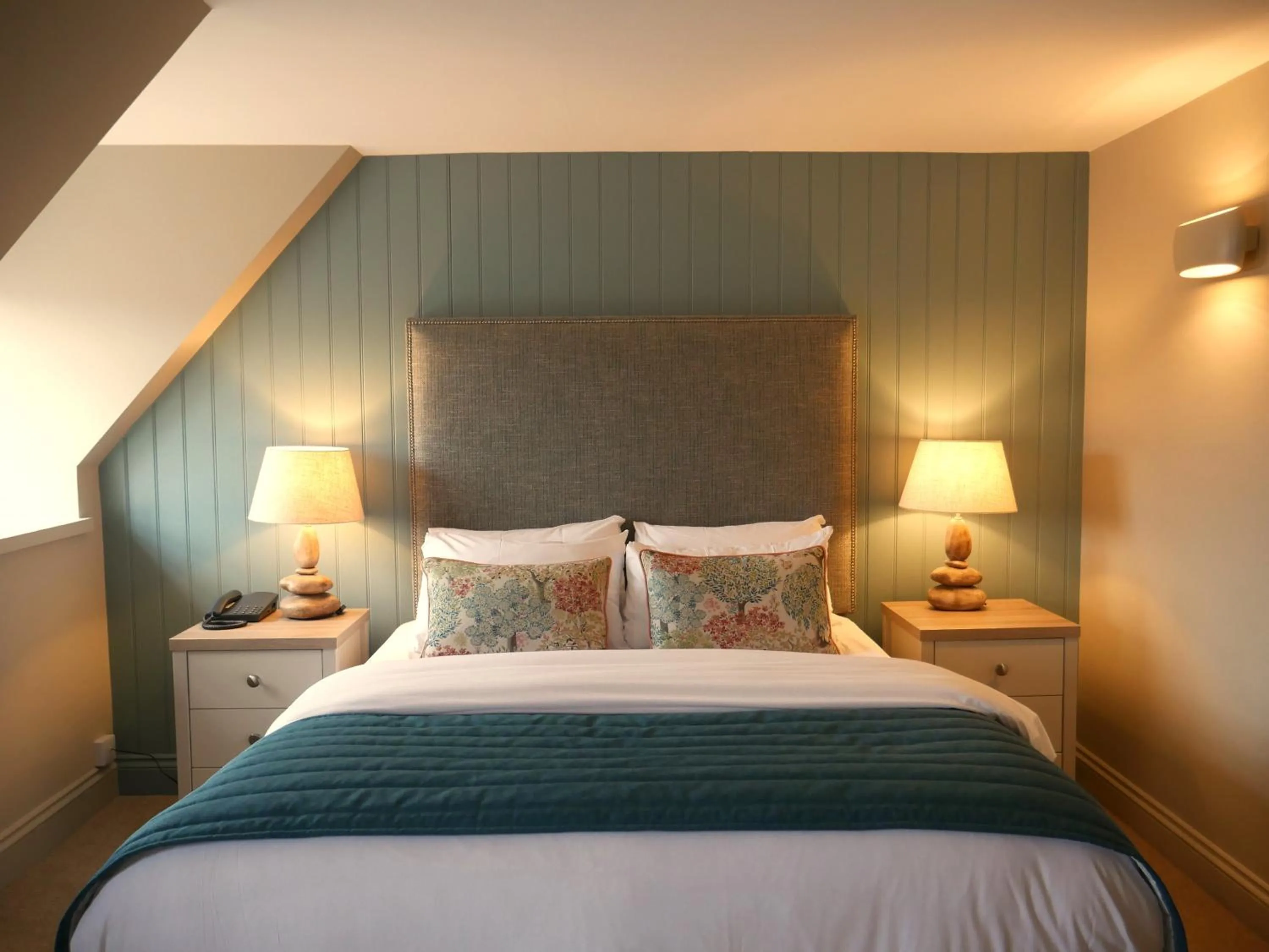 Bedroom, Bed in Caley Hall