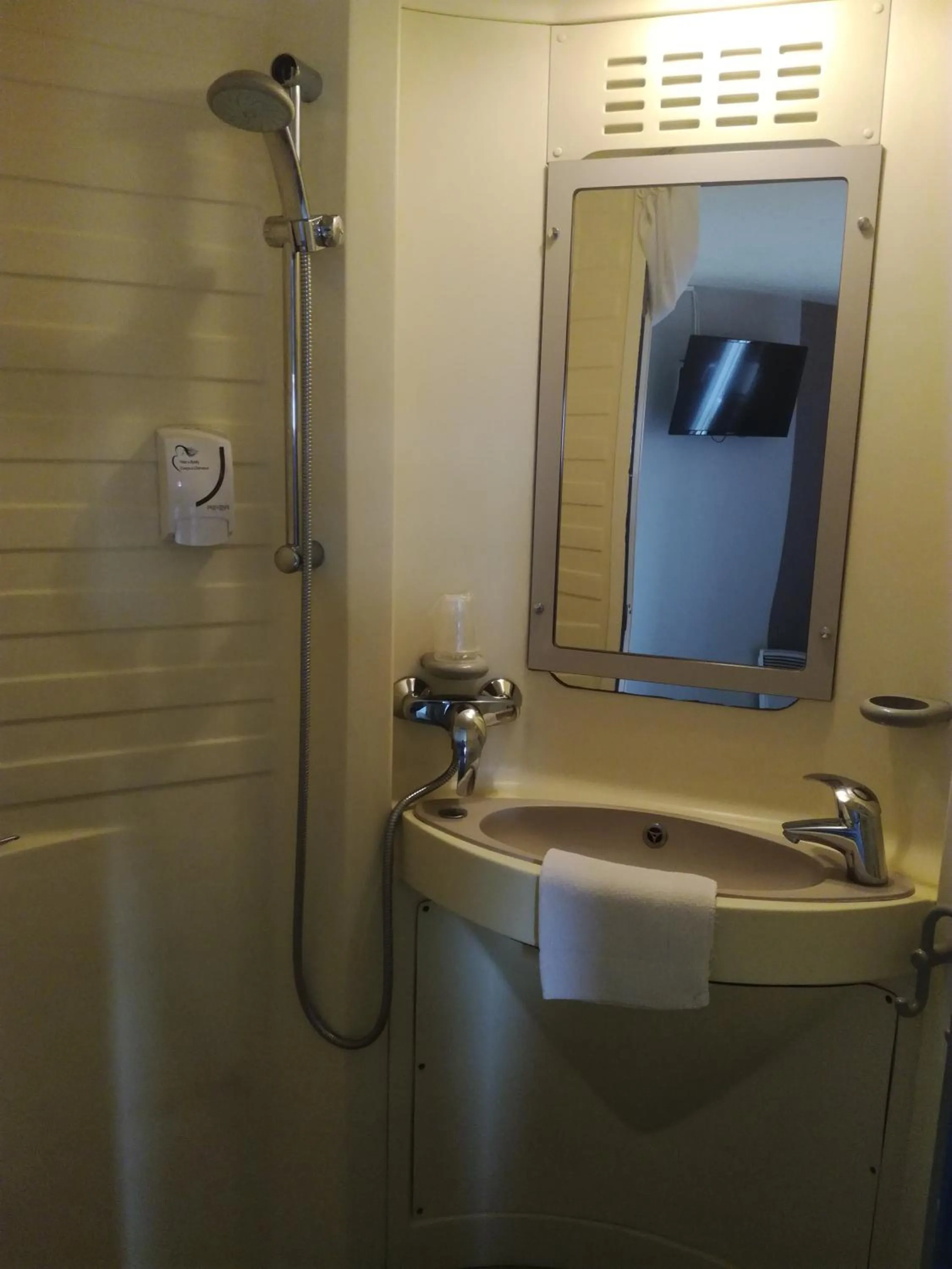 Shower in Fasthotel Montpellier Baillargues