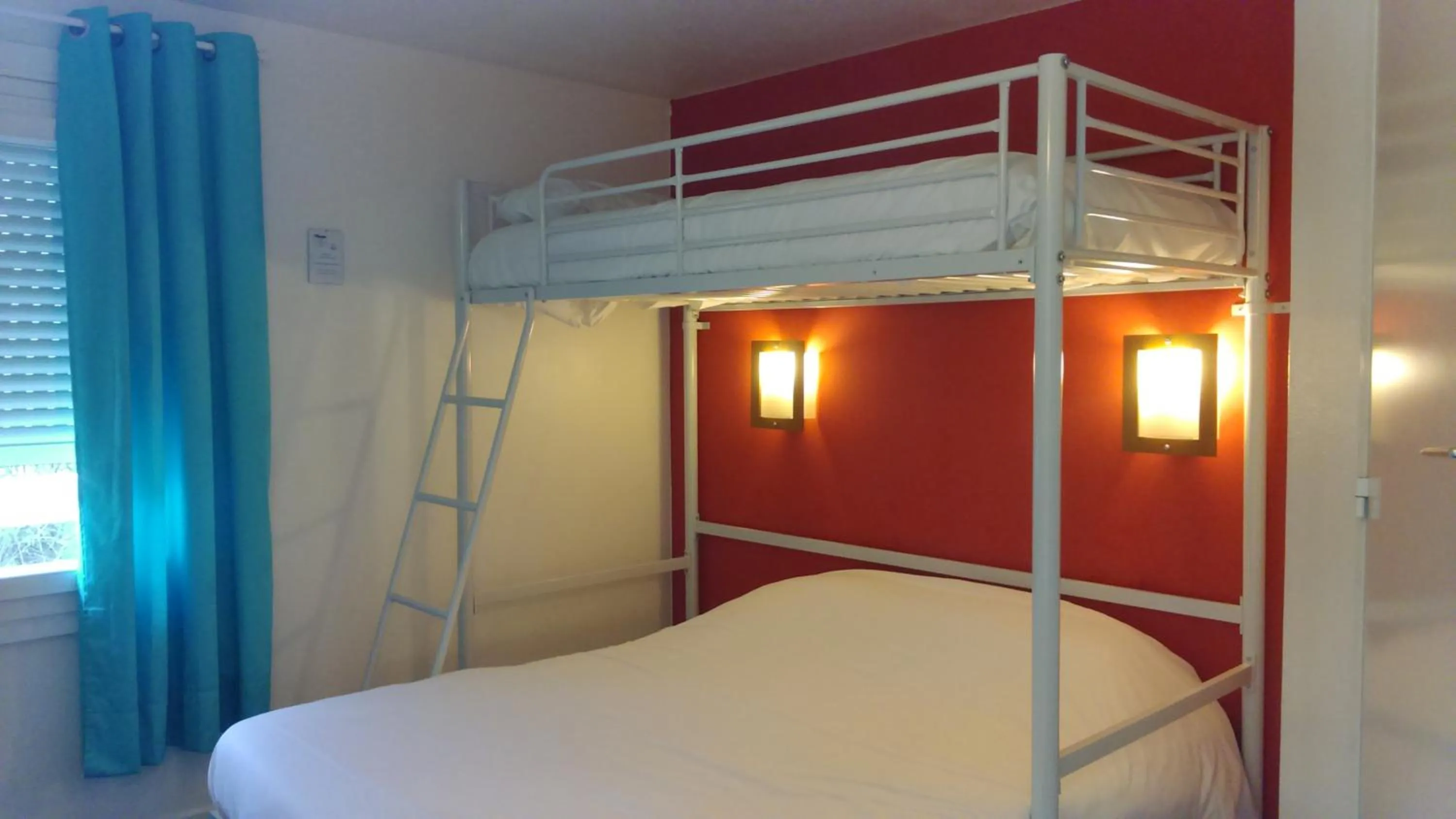 Shower, Bed in Fasthotel Montpellier Baillargues