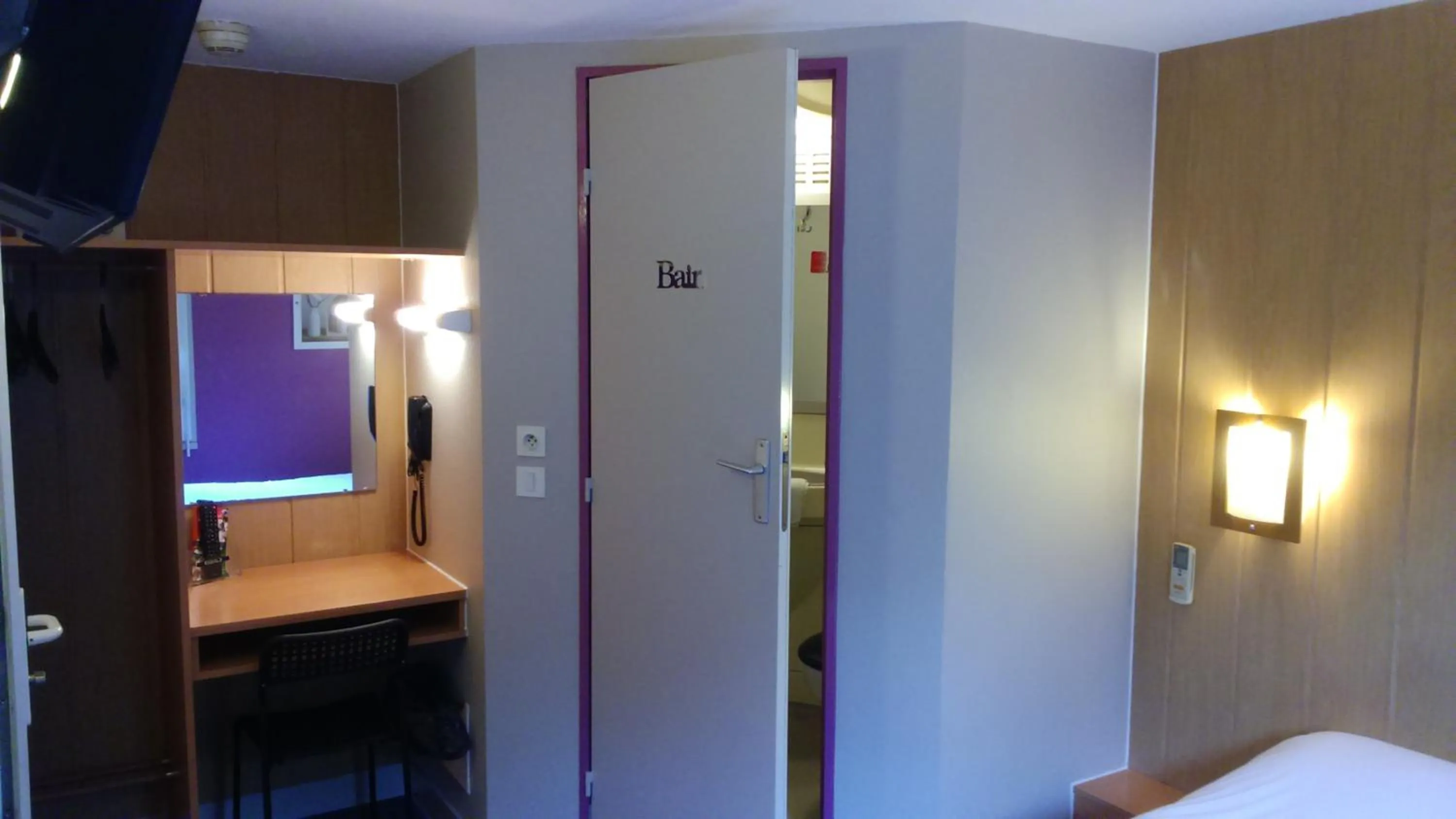 Shower, Bed in Fasthotel Montpellier Baillargues