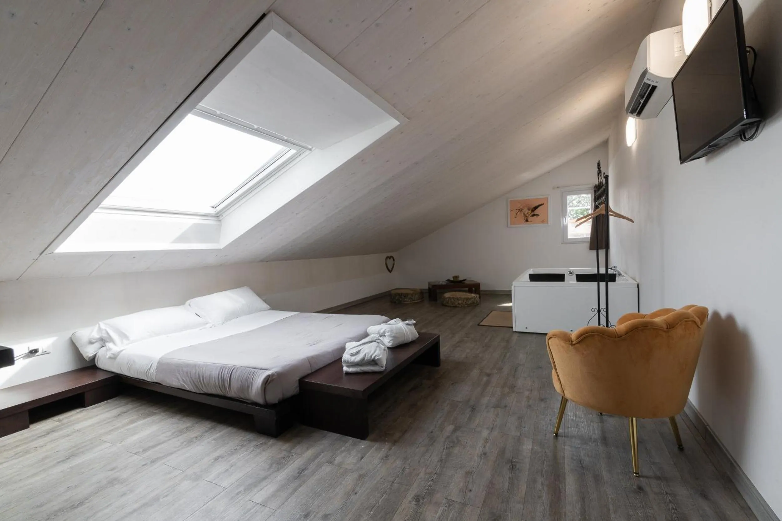 Hot Tub, Bed in Villa Liliana