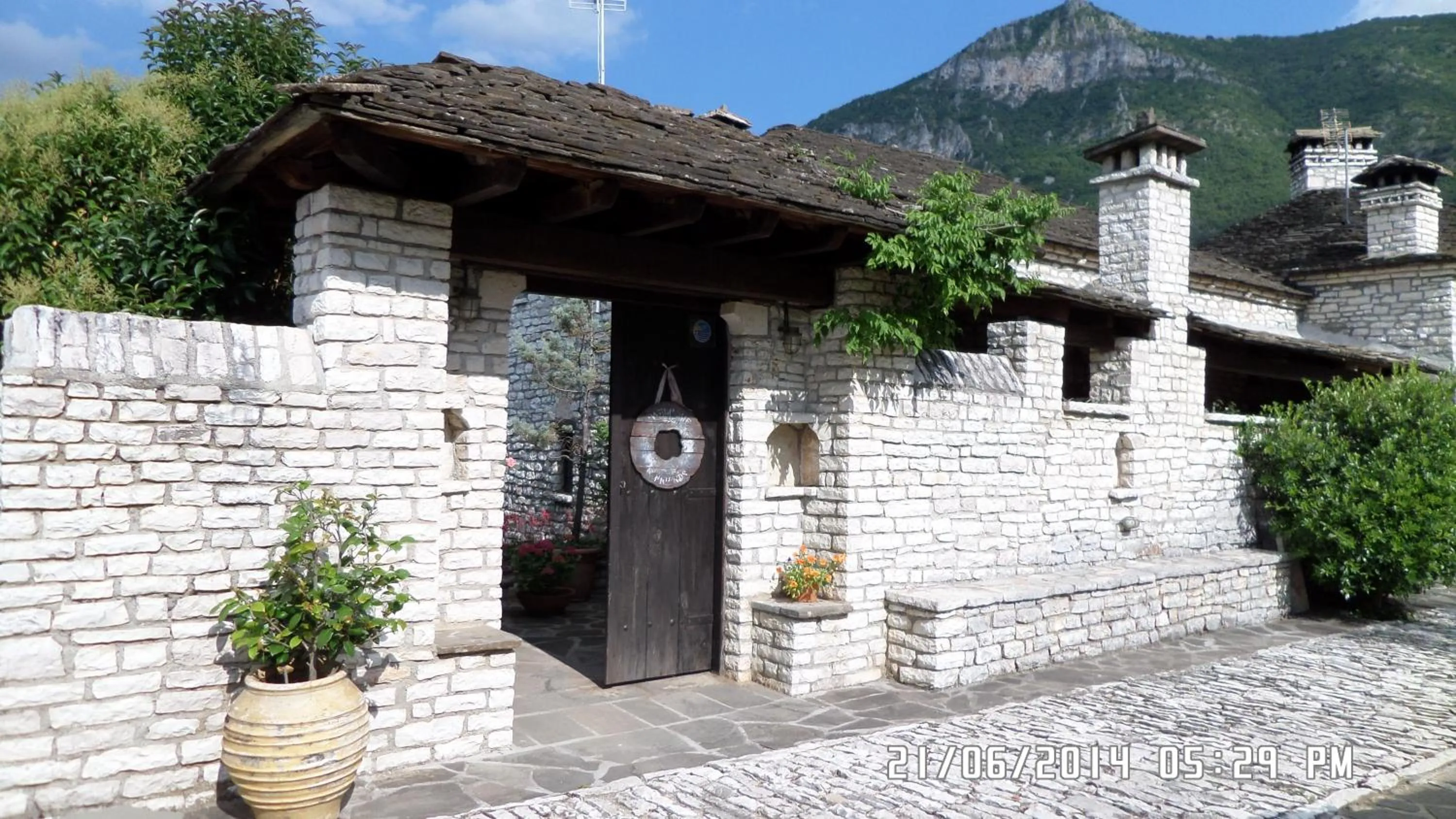 Facade/entrance in Arhontiko Aristis