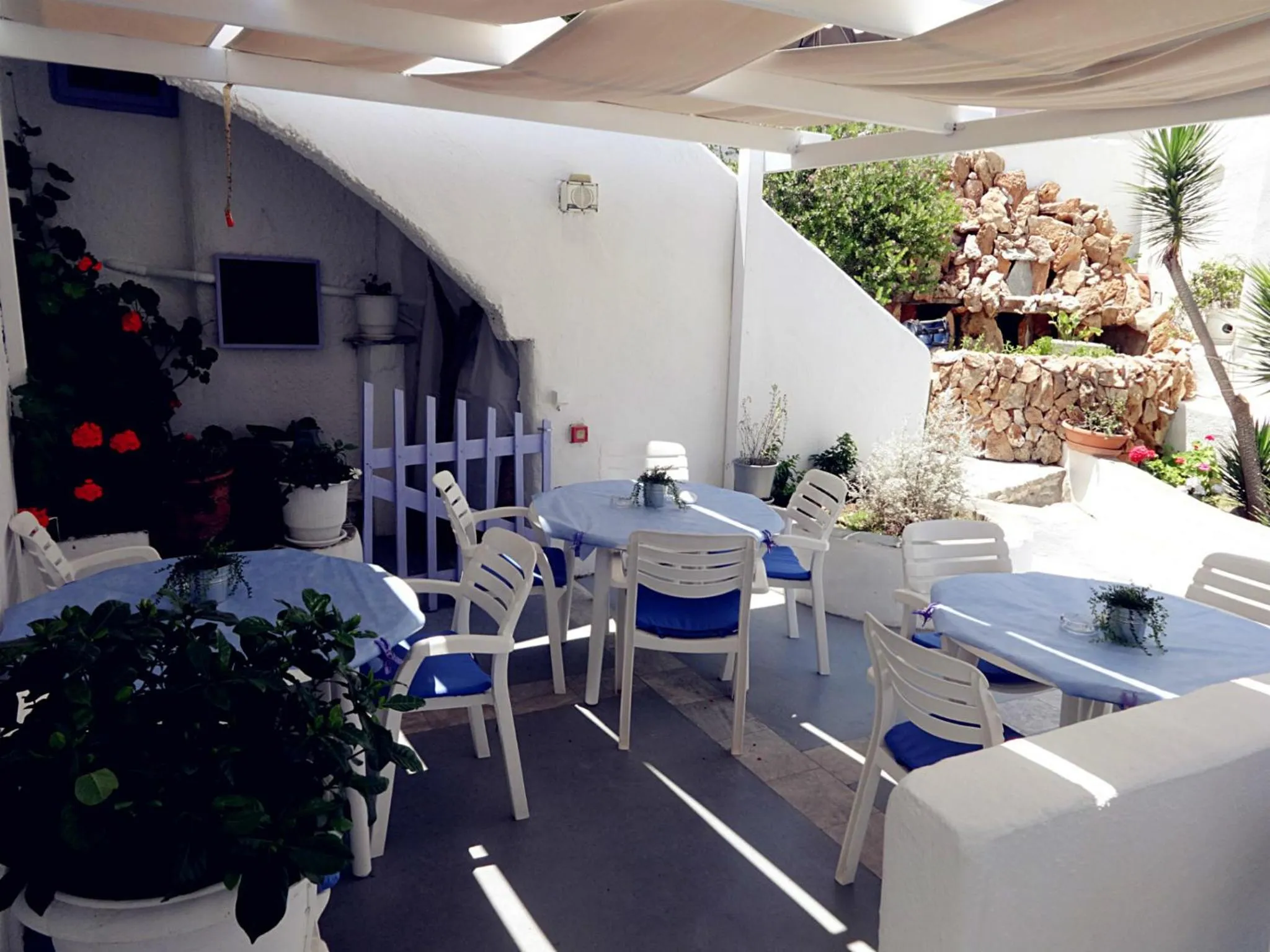 Restaurant/places to eat in Porto Sikinos Hotel