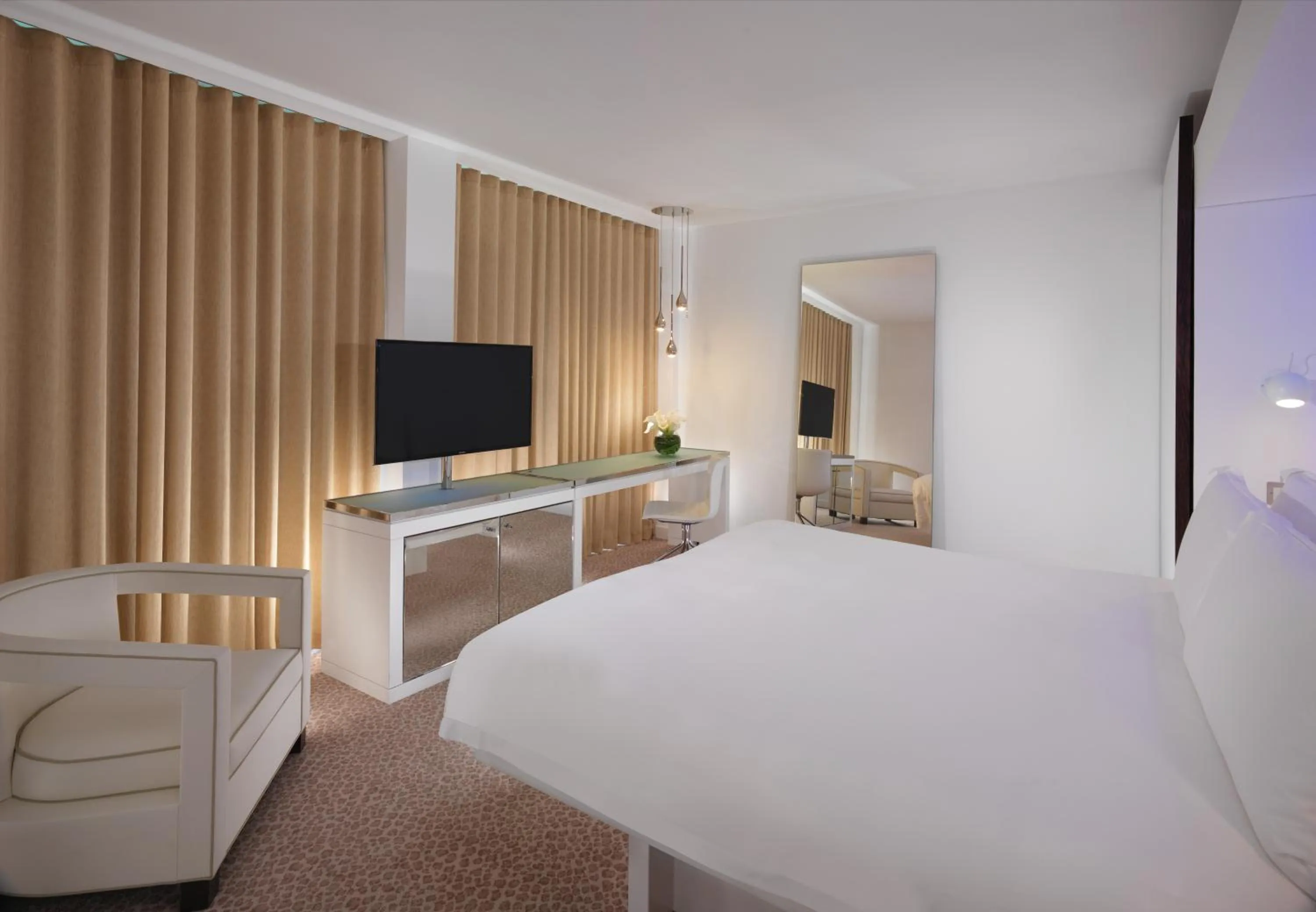 Photo of the whole room, Bed in St Martins Lane London