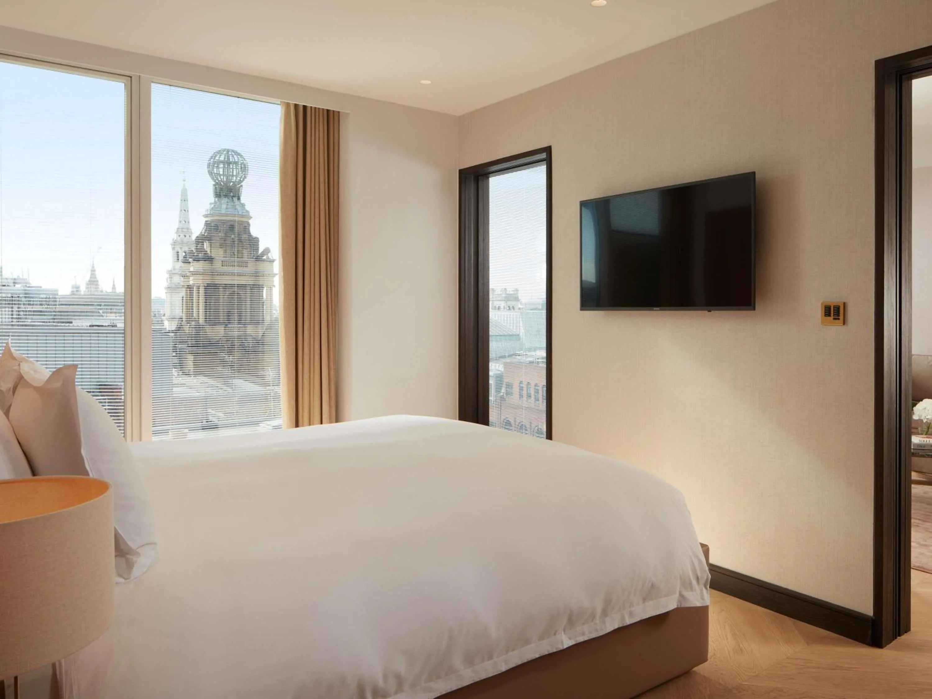 Bedroom, Bed in St Martins Lane London