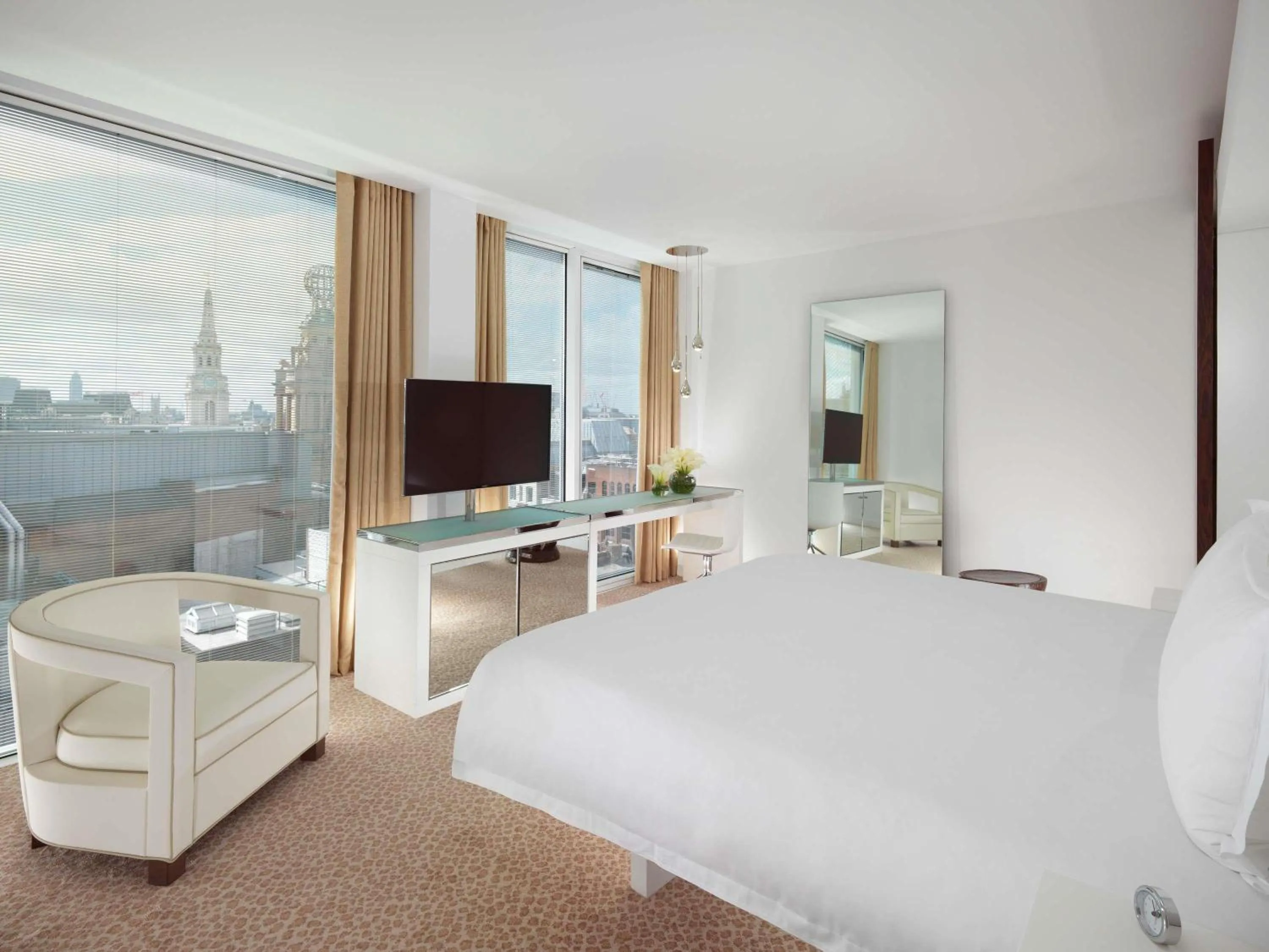 Bedroom, Bed in St Martins Lane London