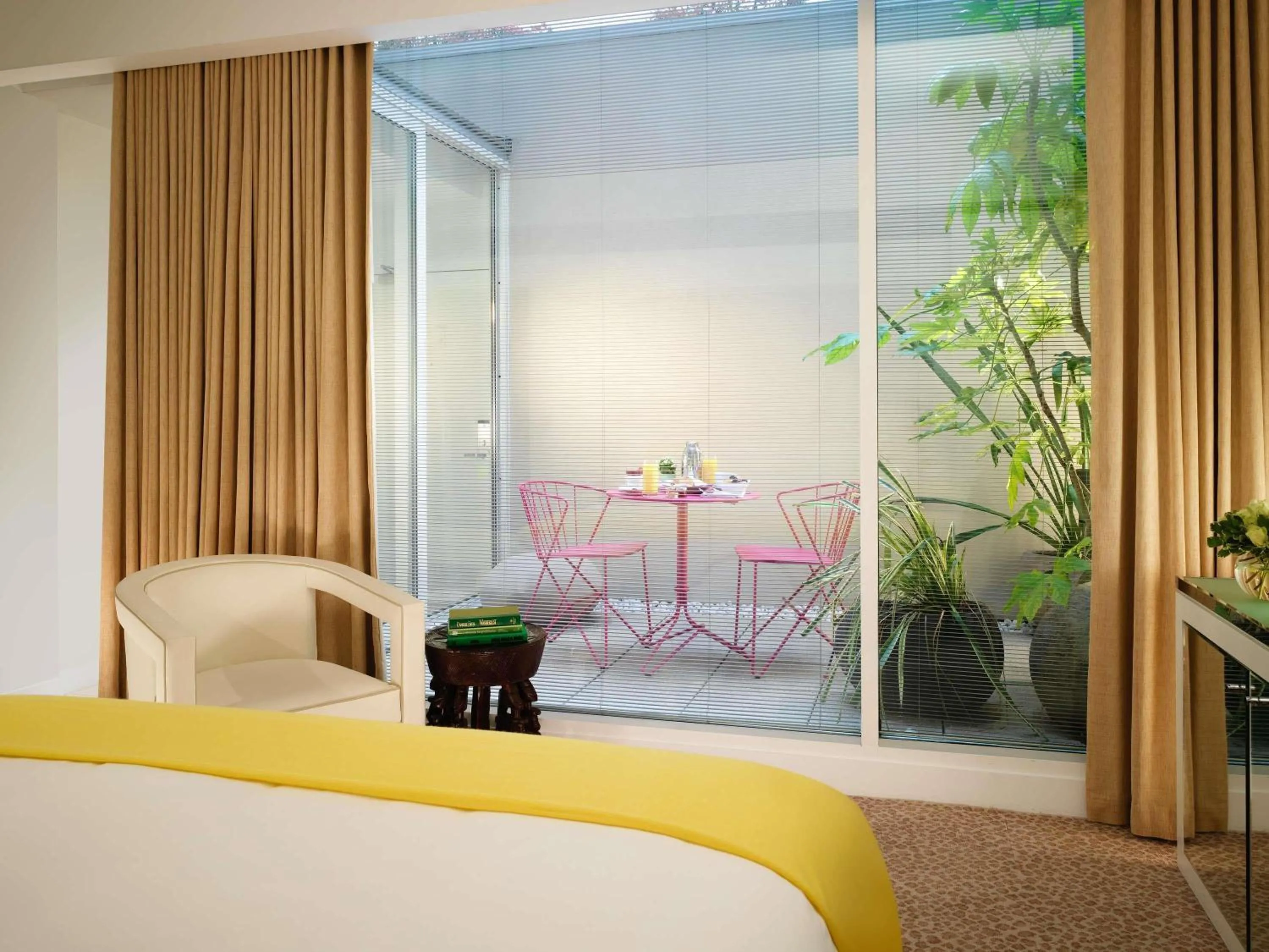 Bedroom, Bed in St Martins Lane London