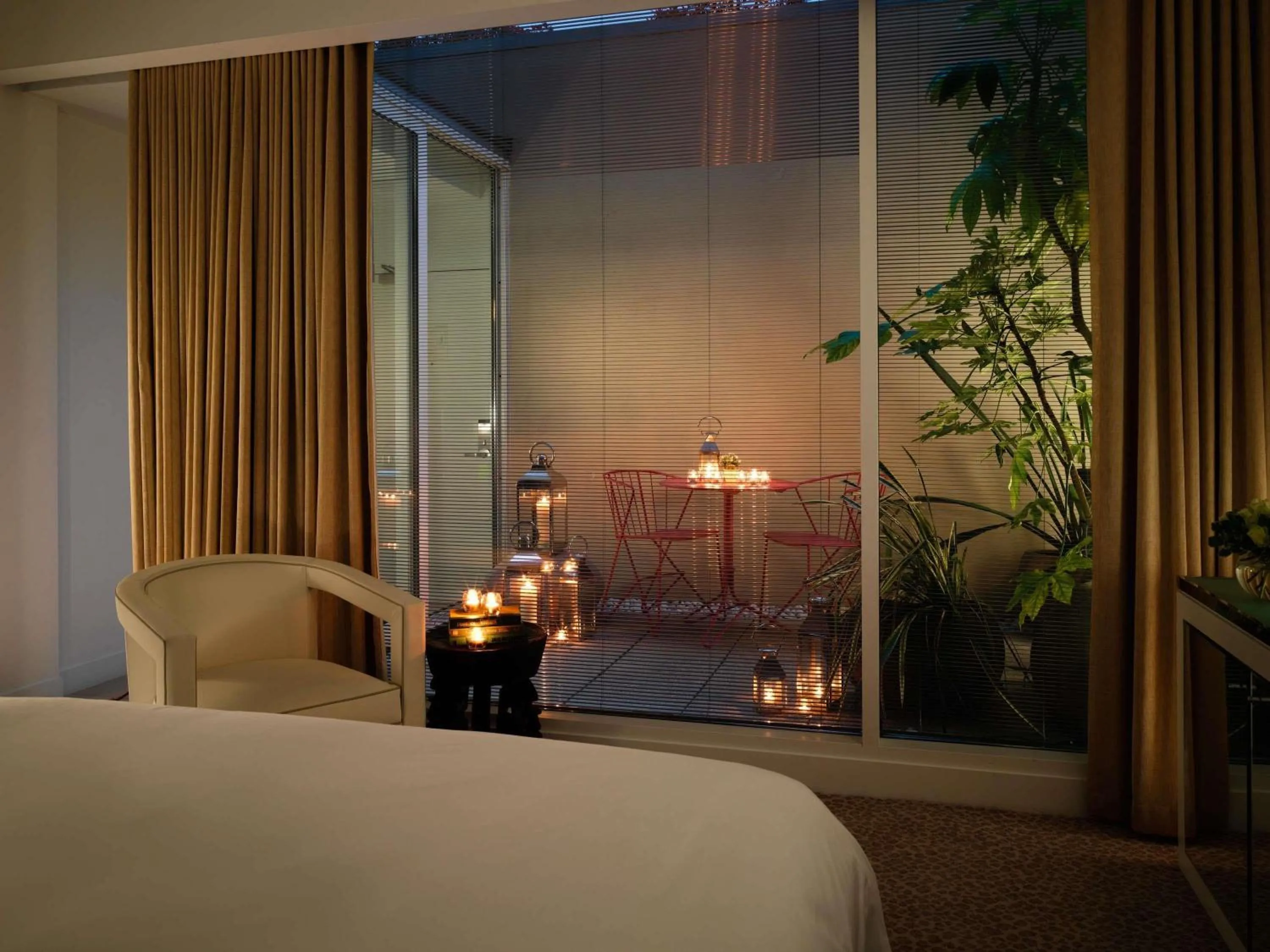 Bedroom, Bed in St Martins Lane London