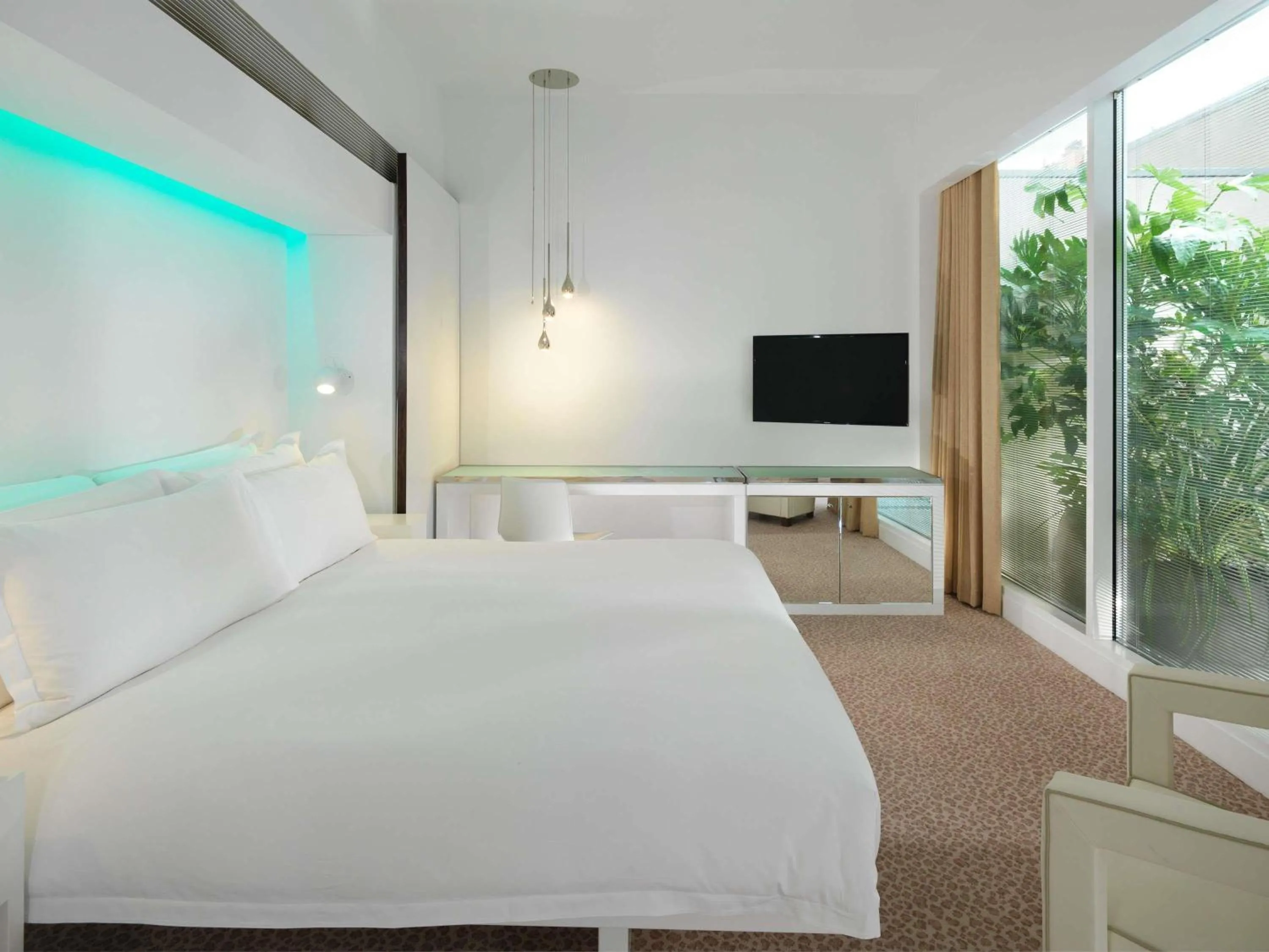 Bedroom, Bed in St Martins Lane London