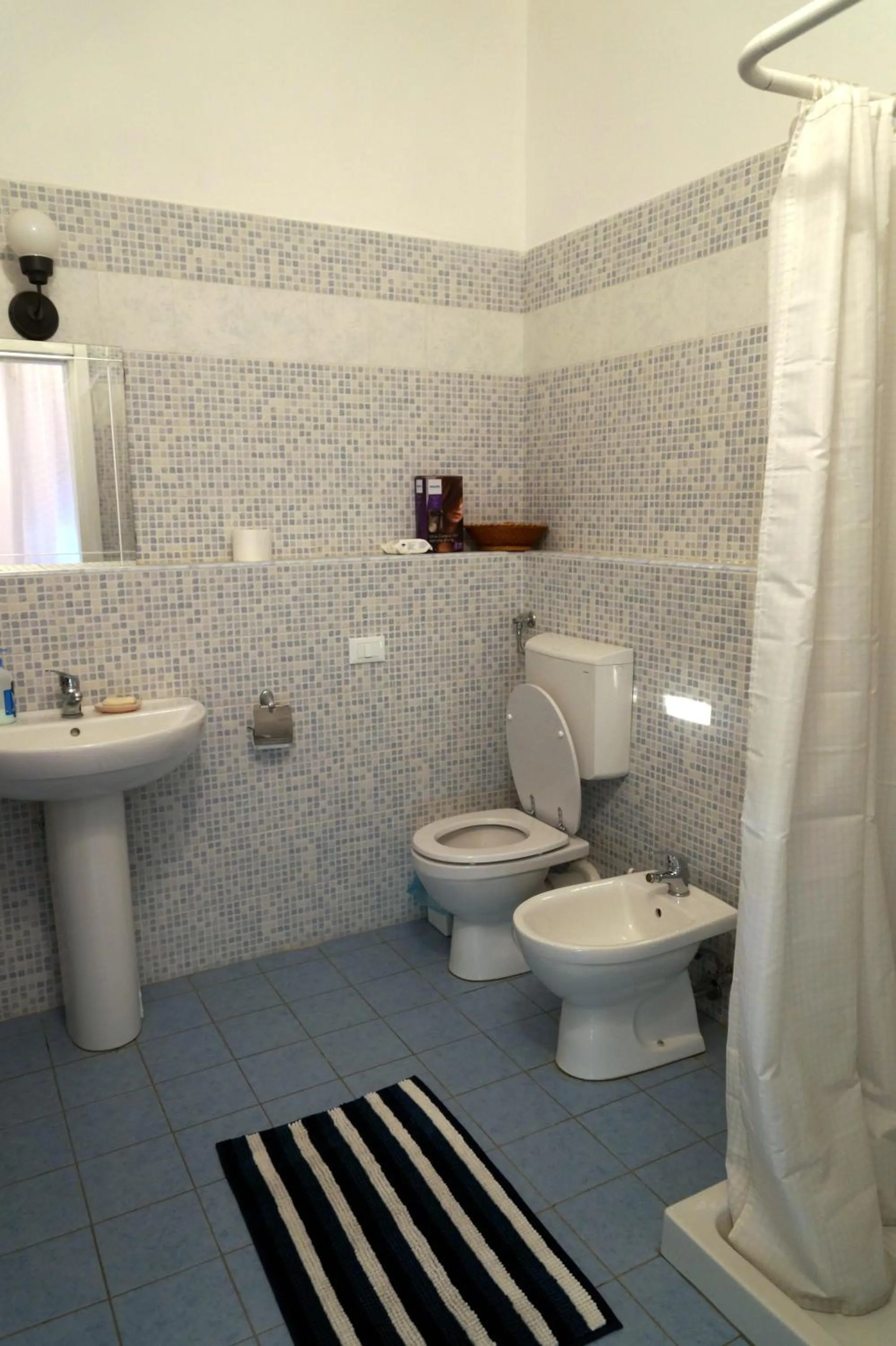 Toilet in NOEMI & JULIENNE