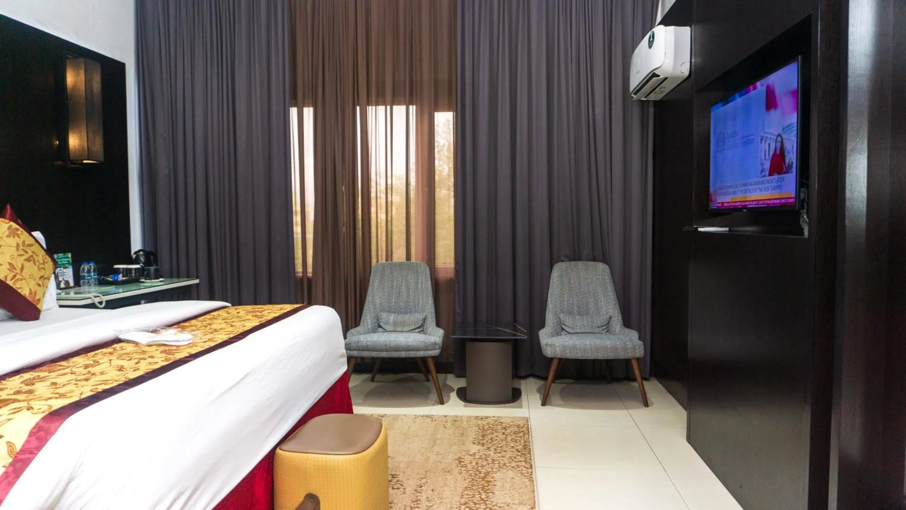 Seating area, Bed in GreenPoint Hotel