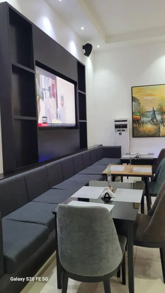 Restaurant/places to eat in GreenPoint Hotel