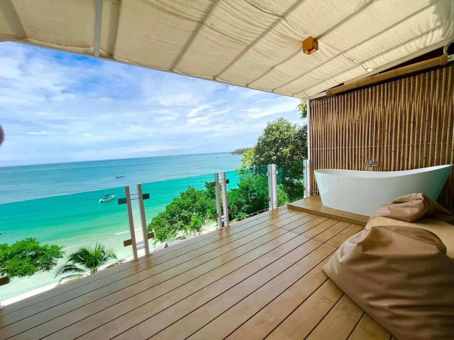 Deluxe Double Room with Balcony and Sea View in Sangthian Beach Resort Deluxe Double Room with Balcony and Sea View in Sangthian Beach Resort