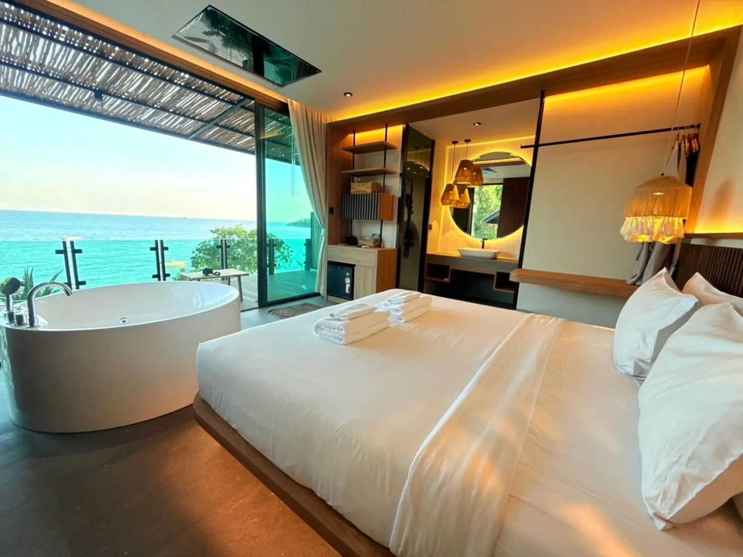 Bed in Sangthian Beach Resort