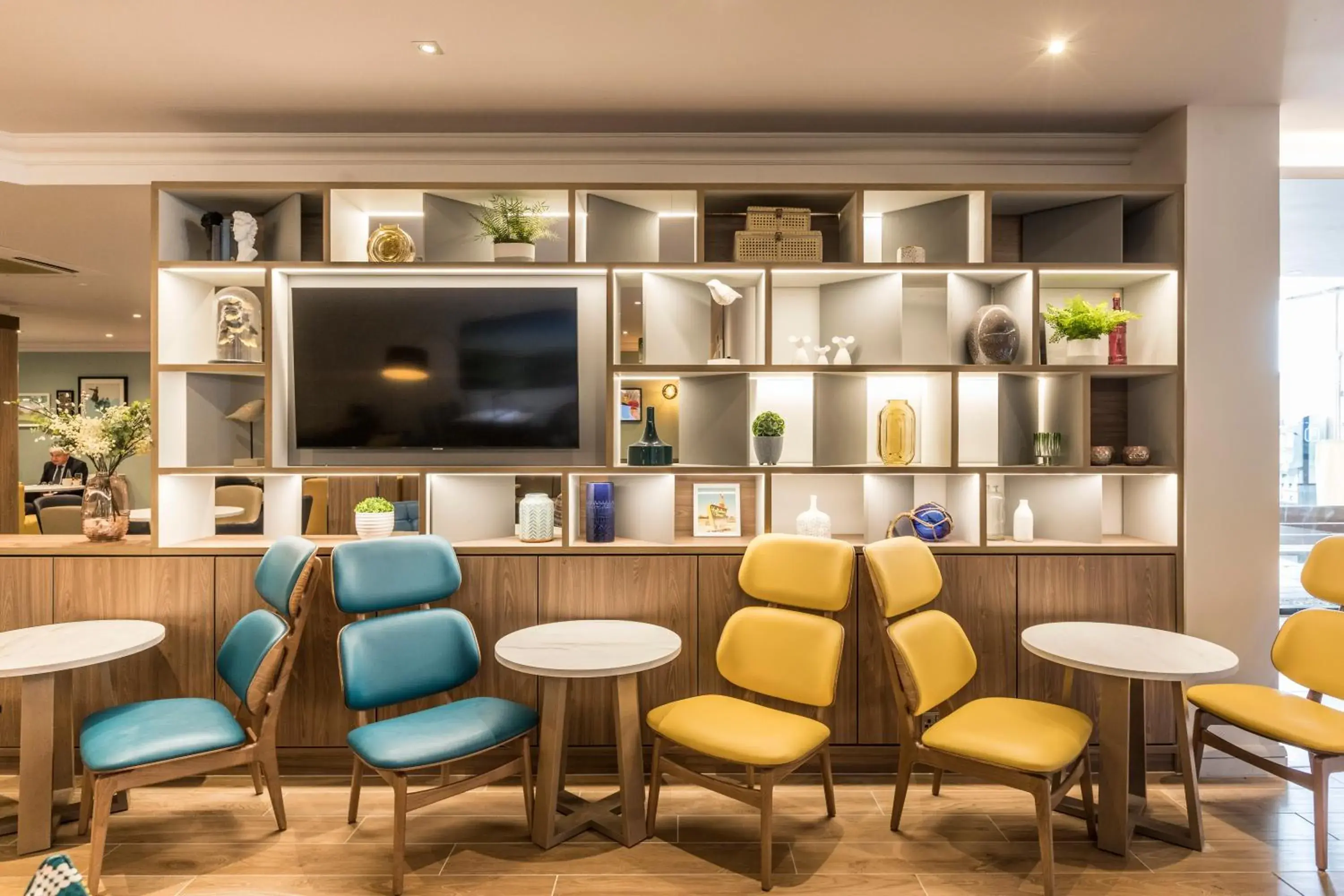 Lounge or bar in Holiday Inn Bristol Filton by IHG Lounge or bar in Holiday Inn Bristol Filton by IHG