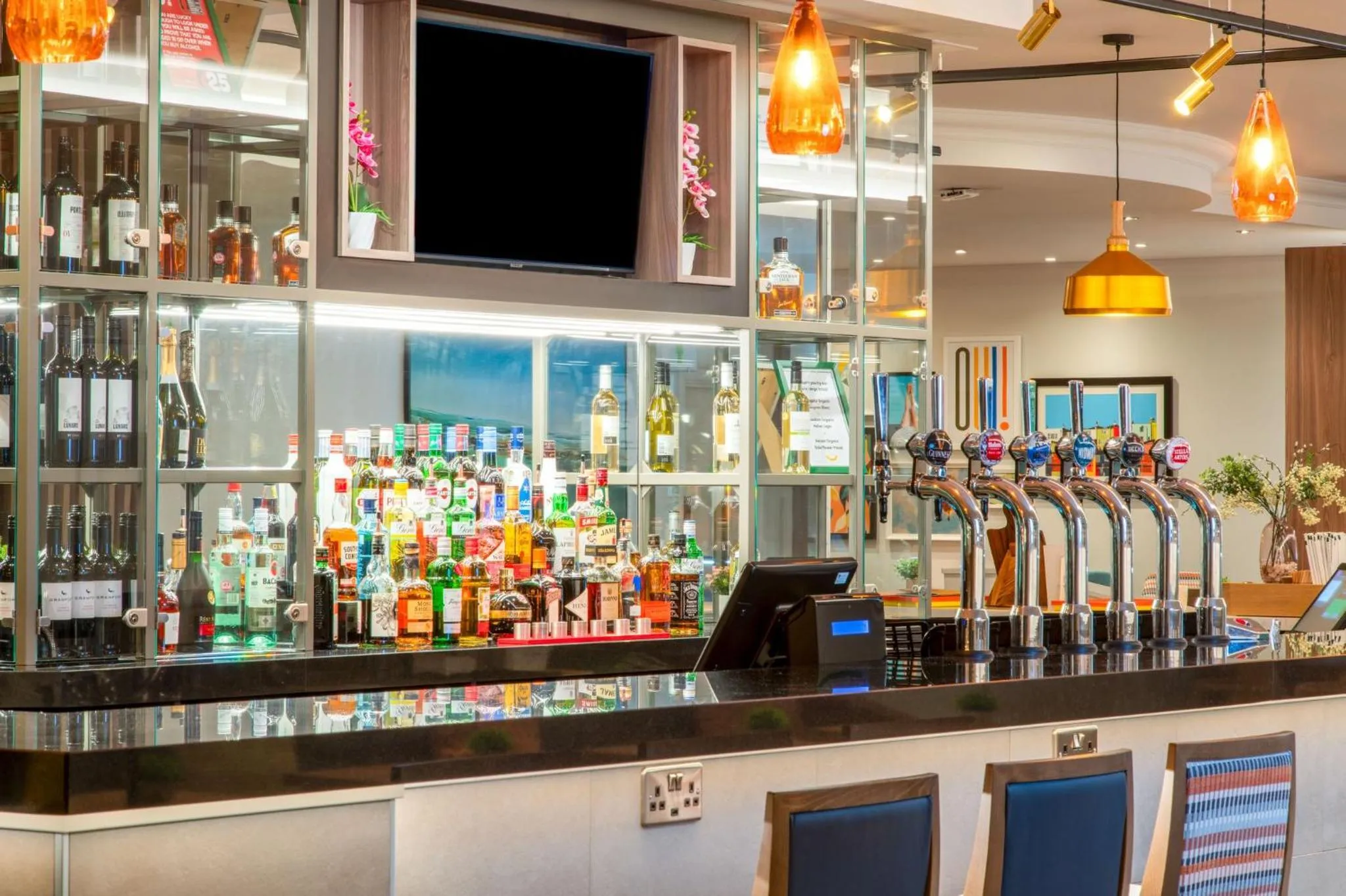Lounge or bar in Holiday Inn Bristol Filton by IHG