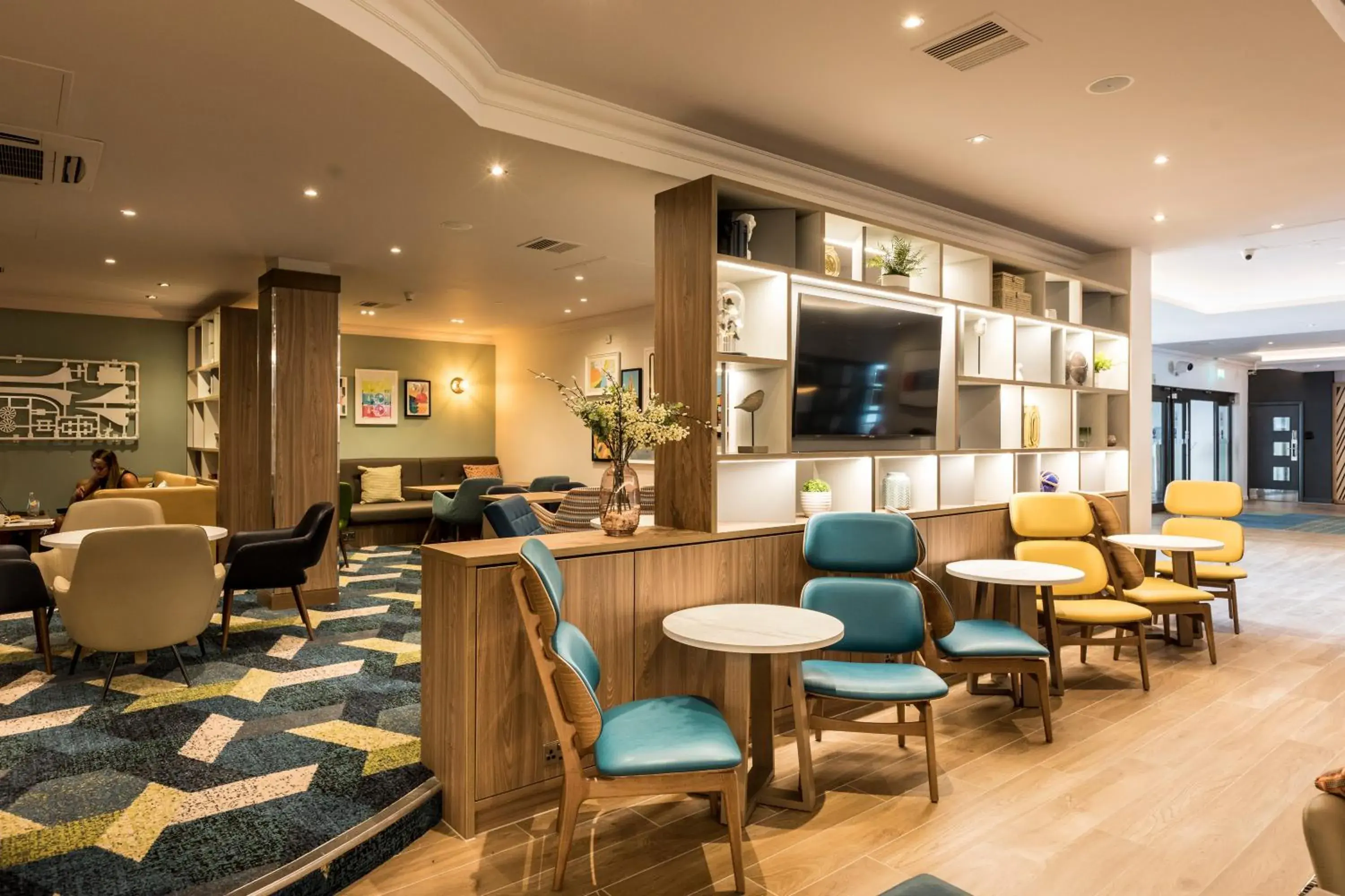 Lounge or bar in Holiday Inn Bristol Filton by IHG Lounge or bar in Holiday Inn Bristol Filton by IHG
