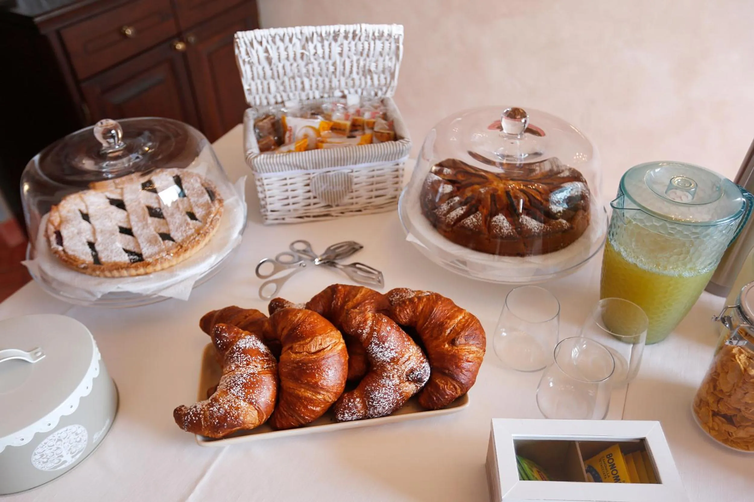 Buffet breakfast in Il Casato Deluxe Rooms