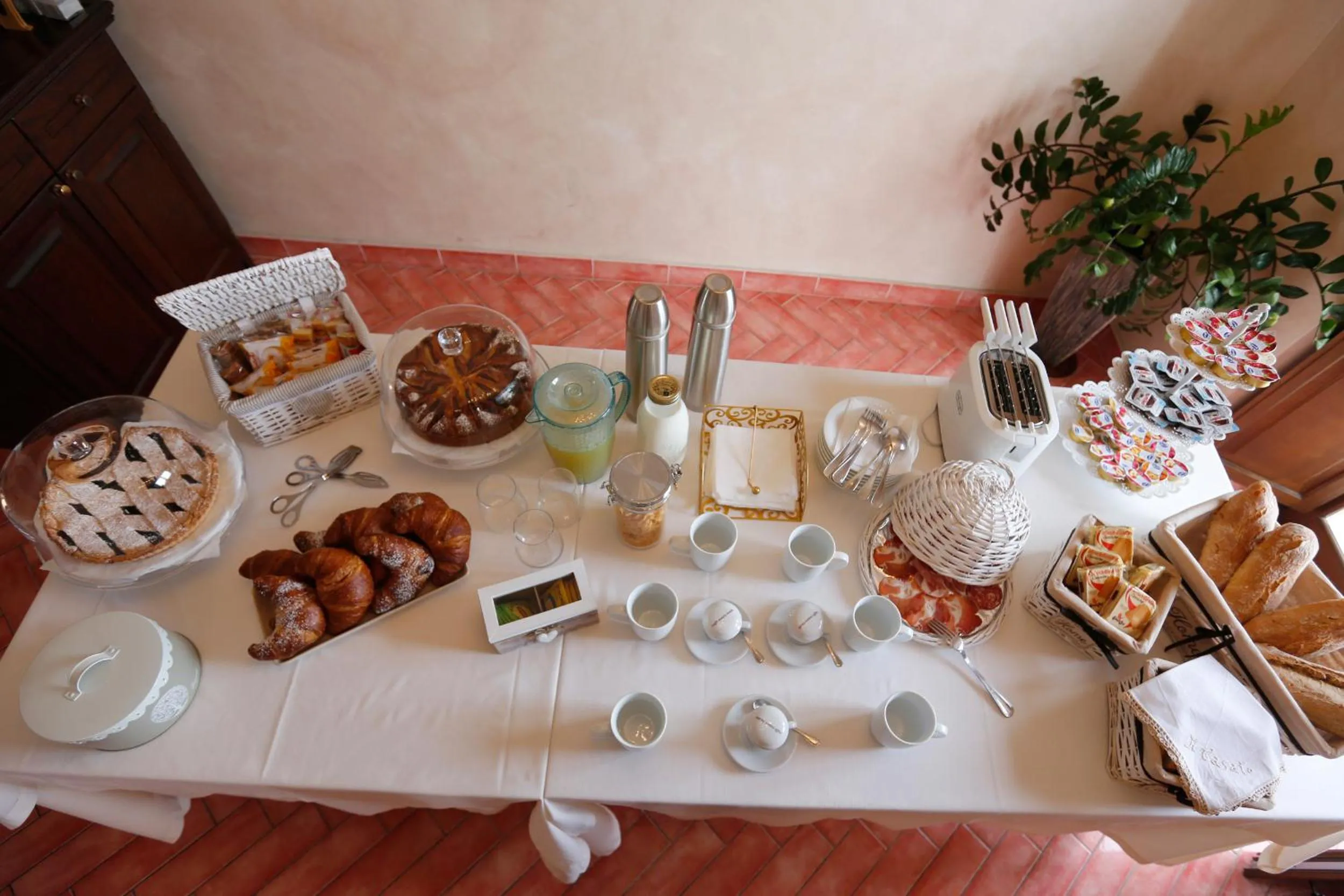Buffet breakfast in Il Casato Deluxe Rooms