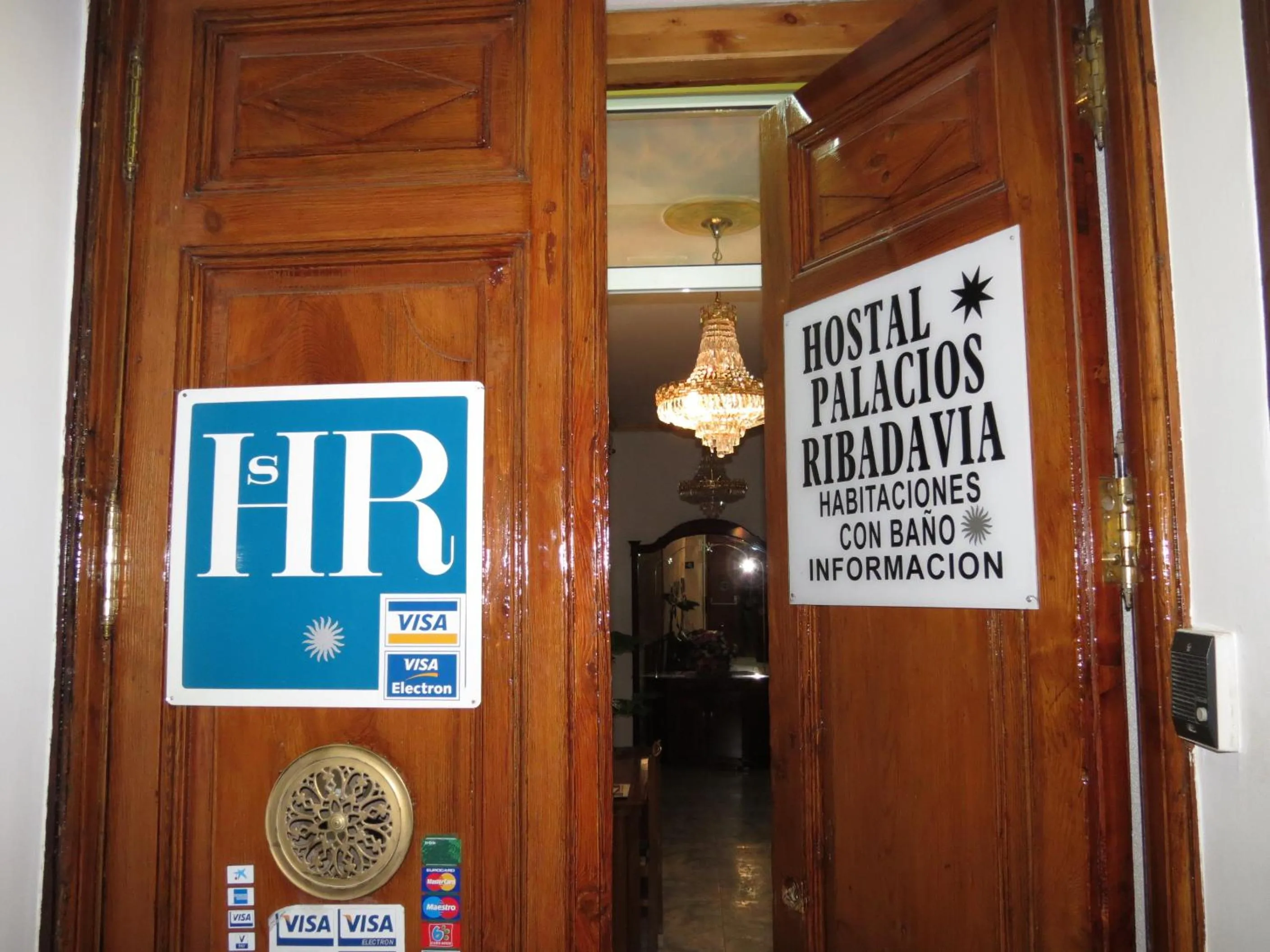 Facade/entrance in Hostal Palacios Fuencarral
