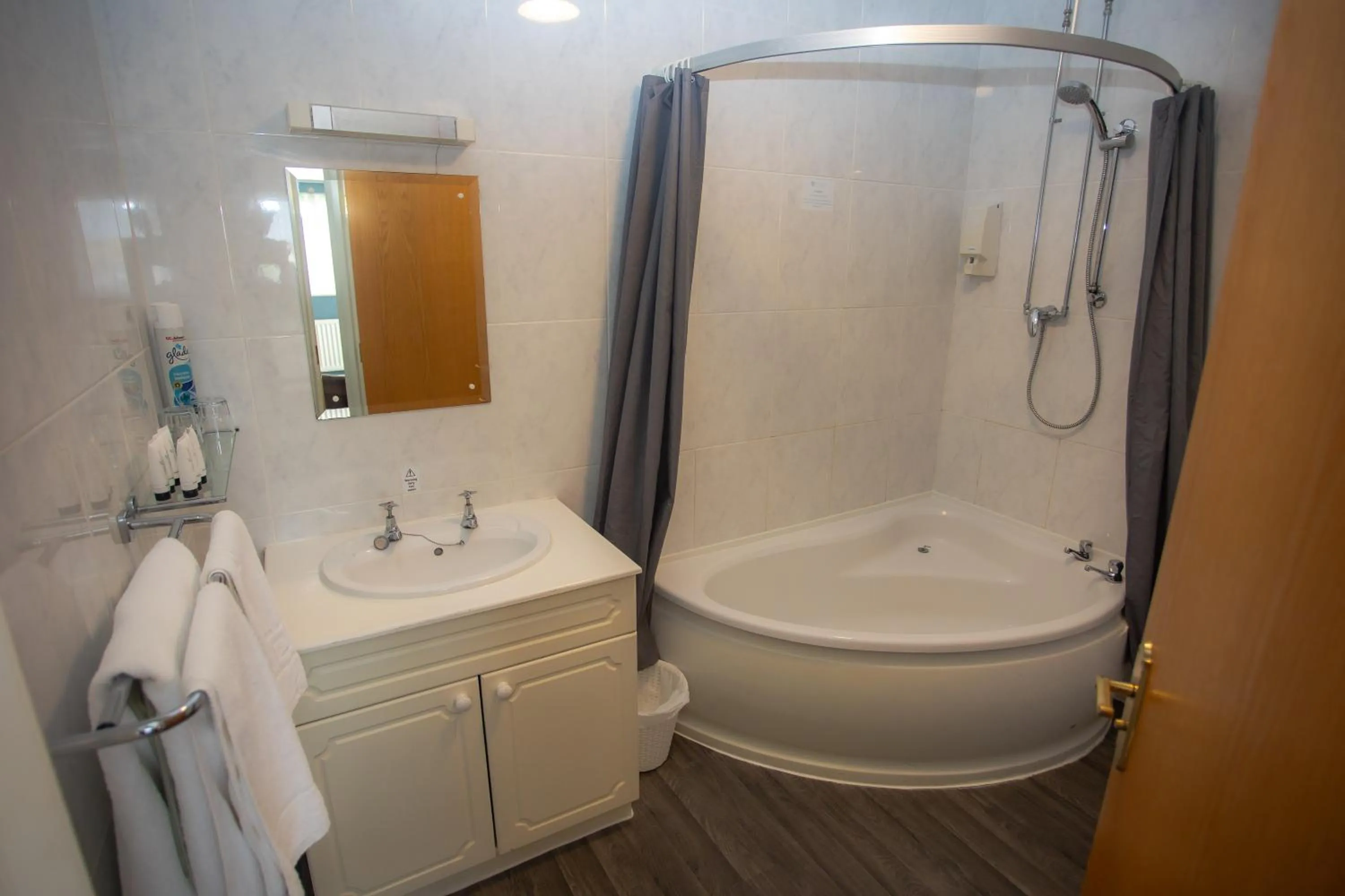 Toilet in Bells Hotel