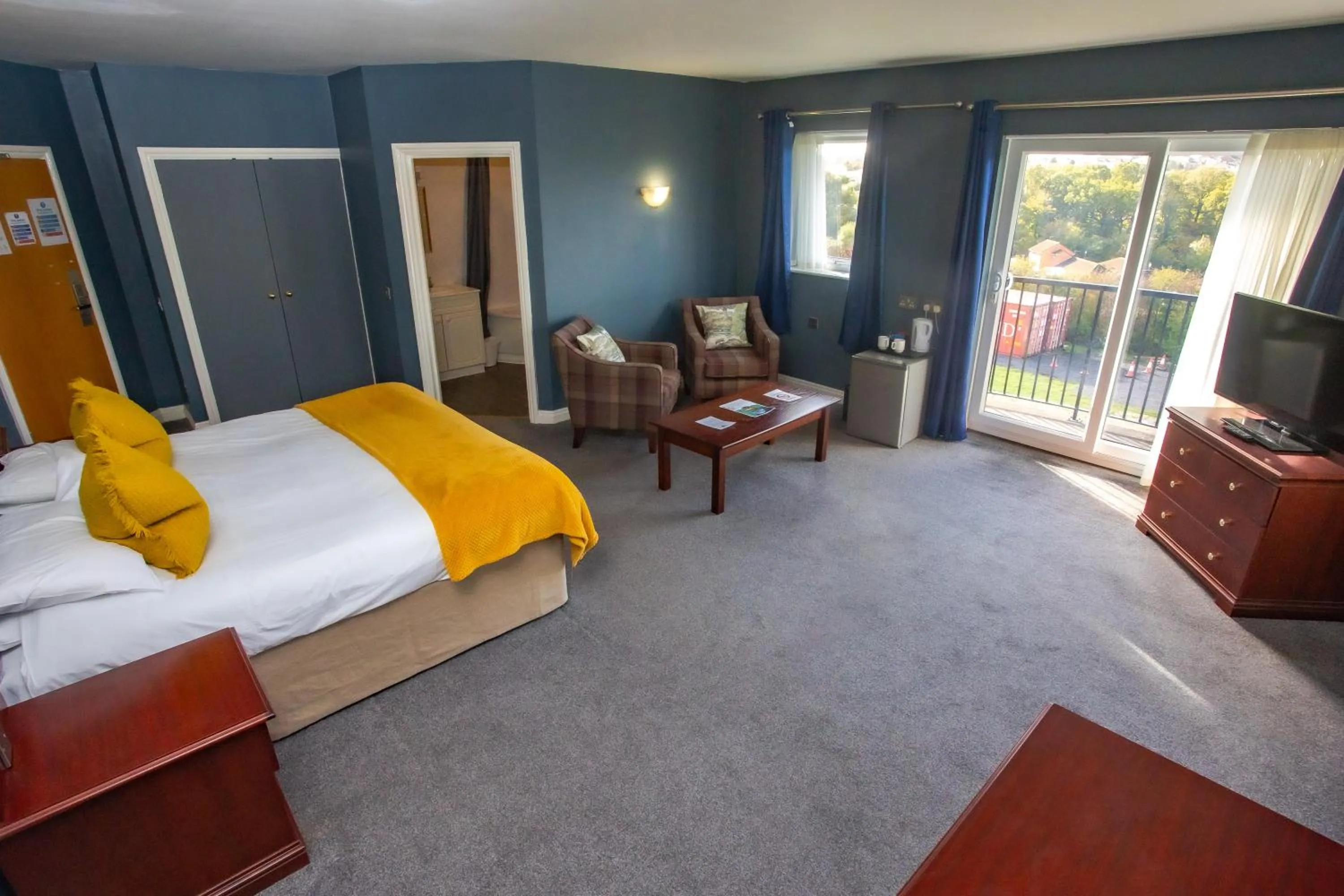 Bathroom, Bed in Bells Hotel