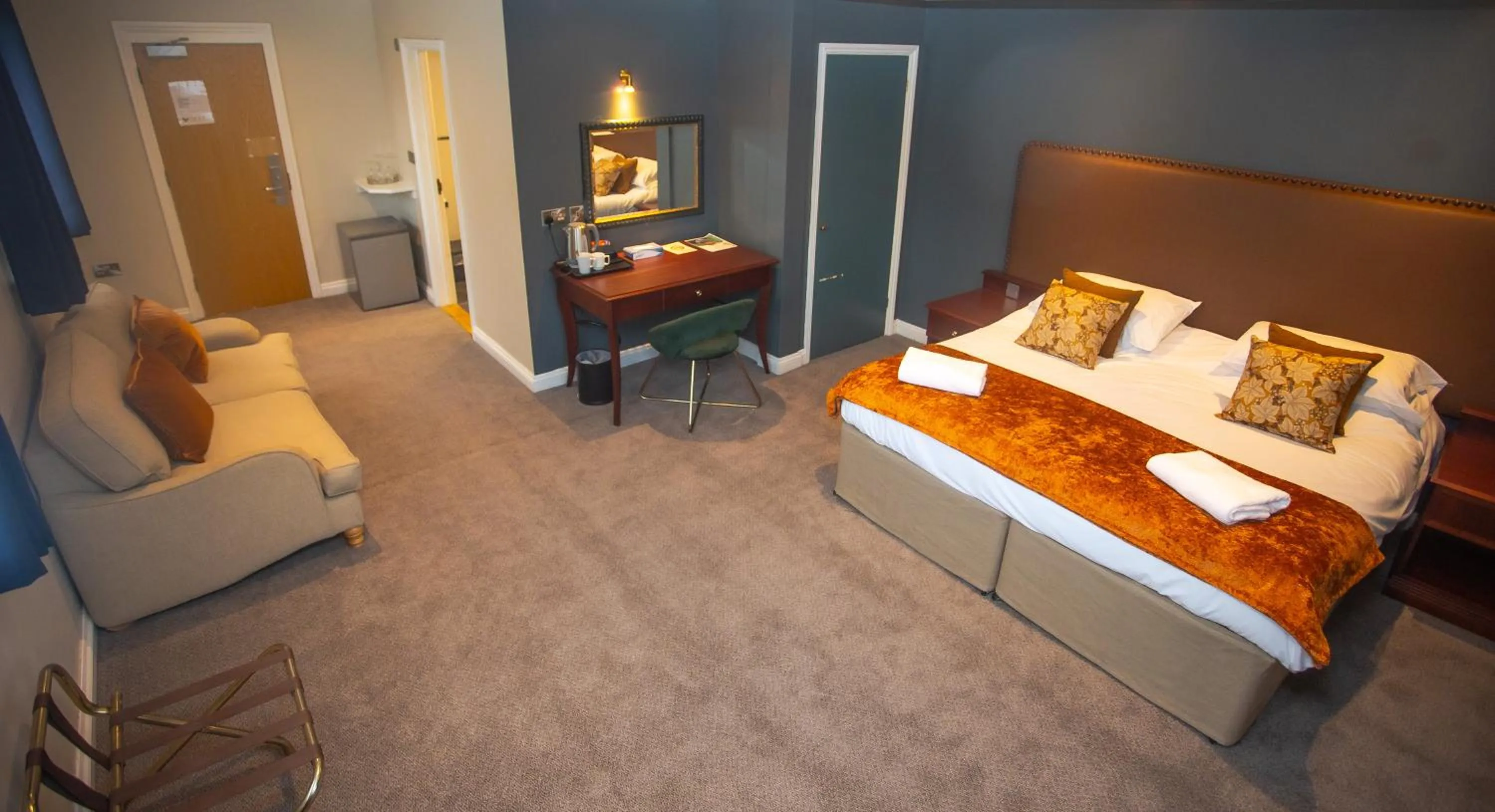 Photo of the whole room, Bed in Bells Hotel