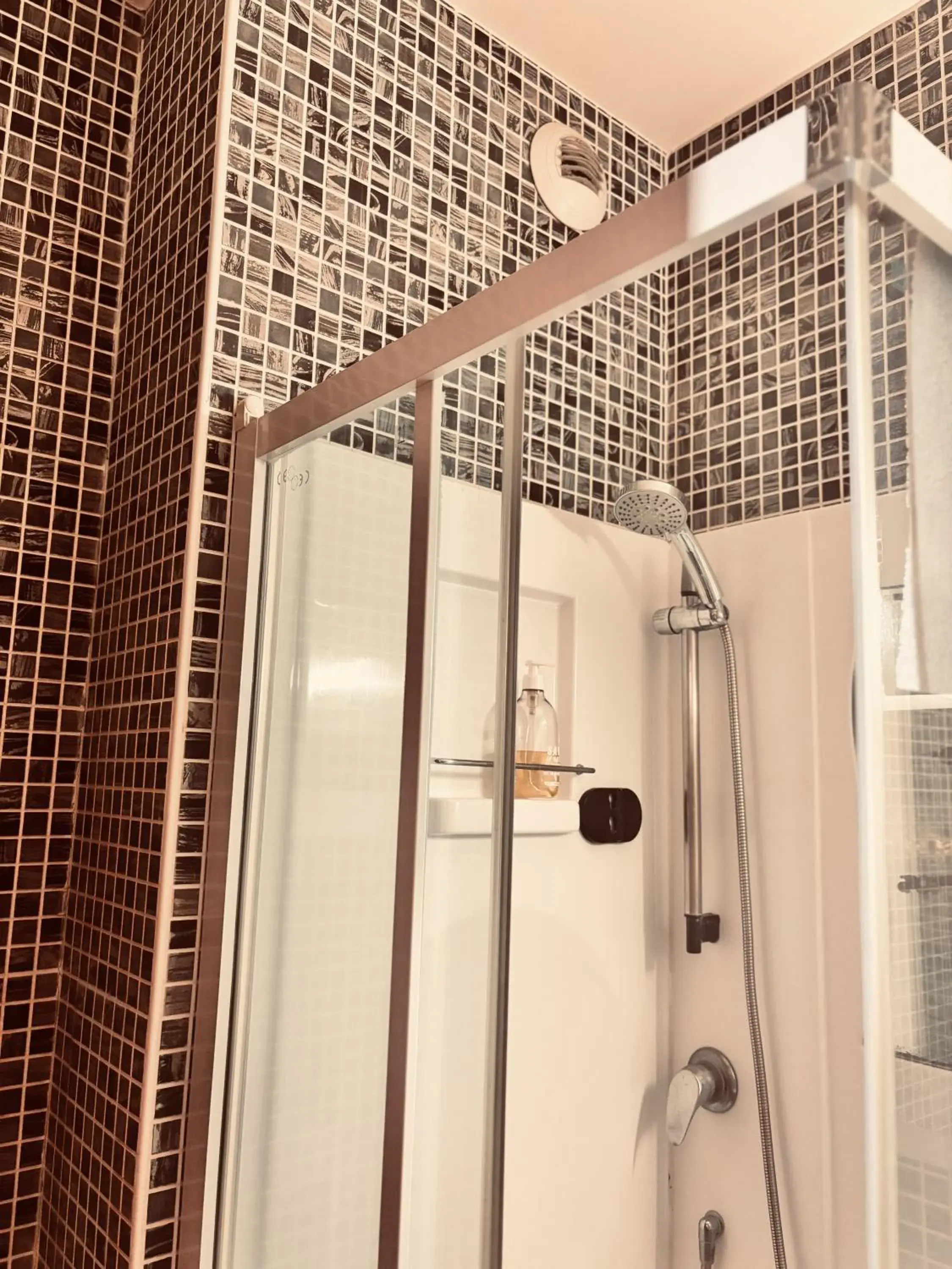 Standard Room with Shower in Logis Hôtel Saint Martin Standard Room with Shower in Logis Hôtel Saint Martin