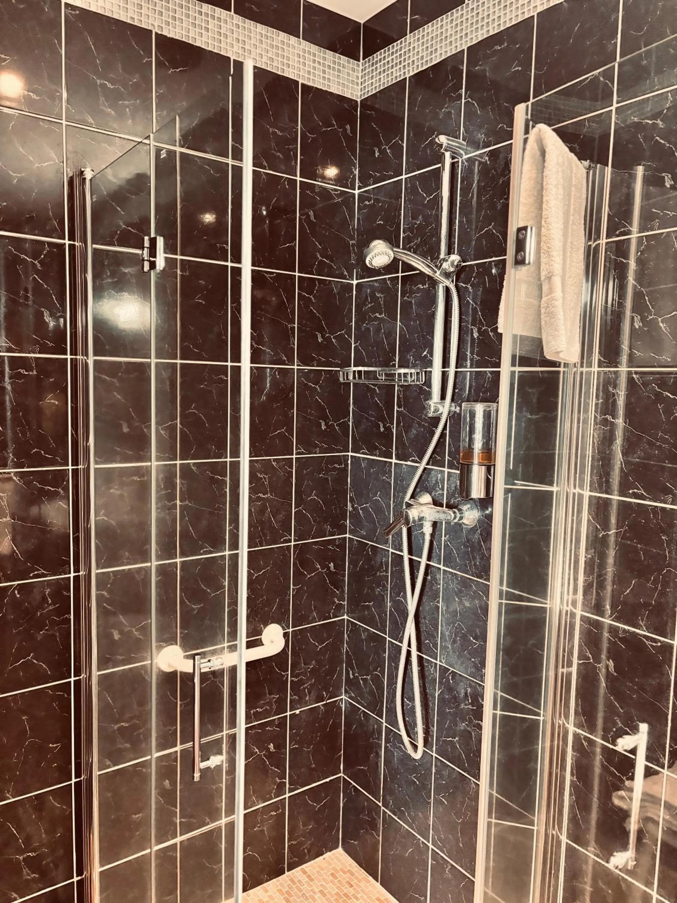 Shower in Logis Hôtel Saint Martin