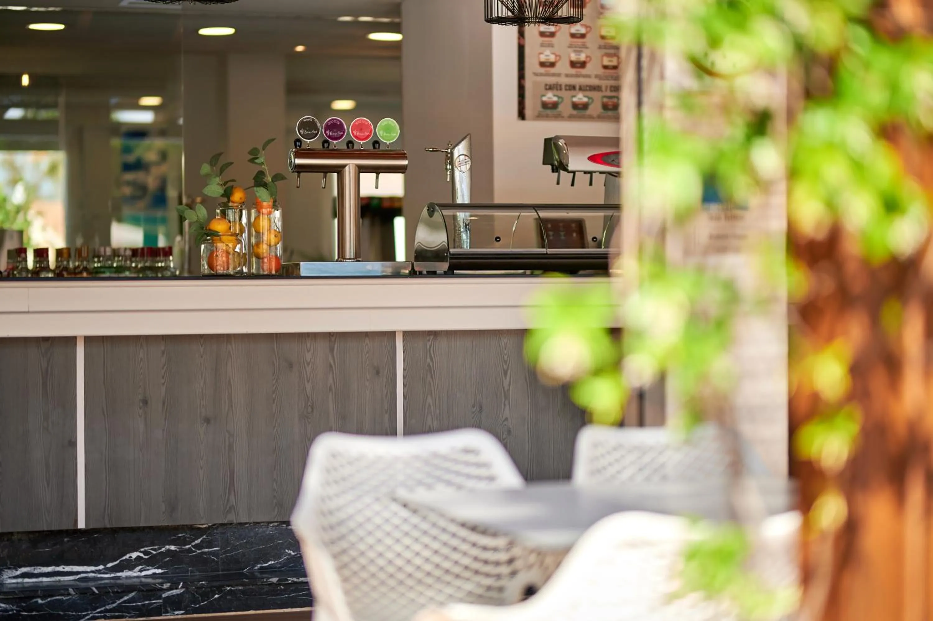 Lounge or bar in AluaSun Continental Park Hotel & Apartments