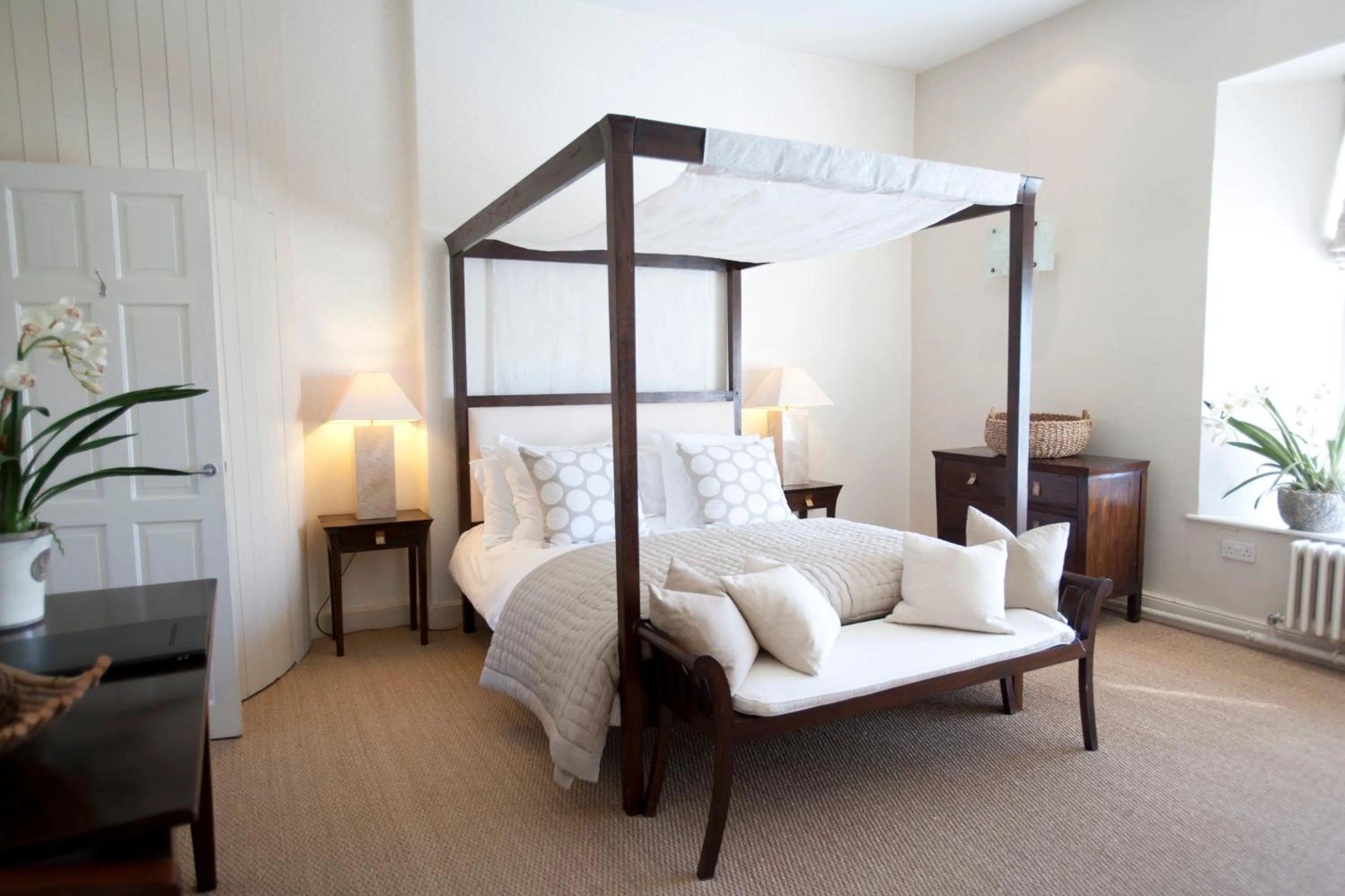 Photo of the whole room, Bed in Devonshire Arms