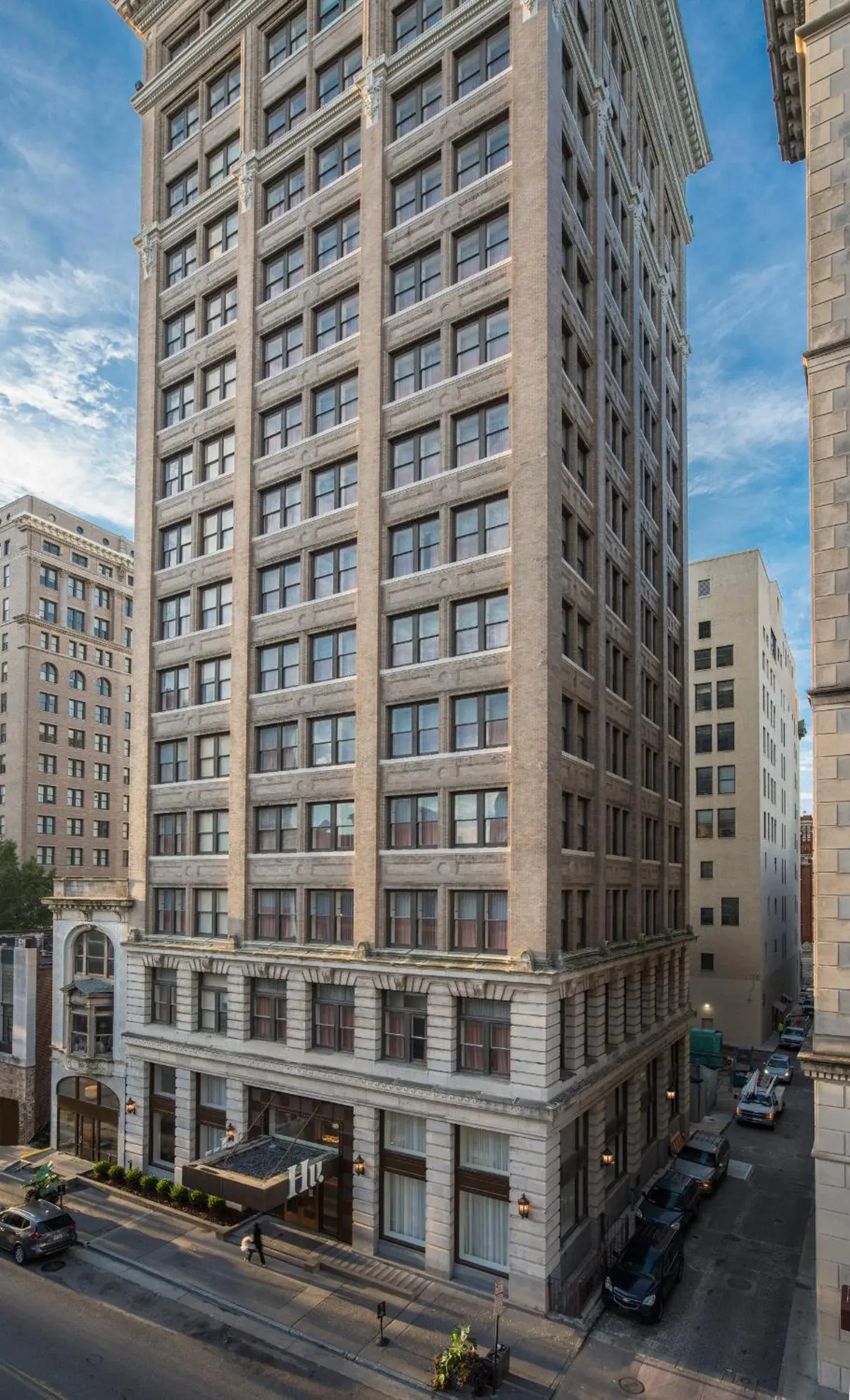 Facade/entrance in Hu Hotel Memphis Facade/entrance in Hu Hotel Memphis