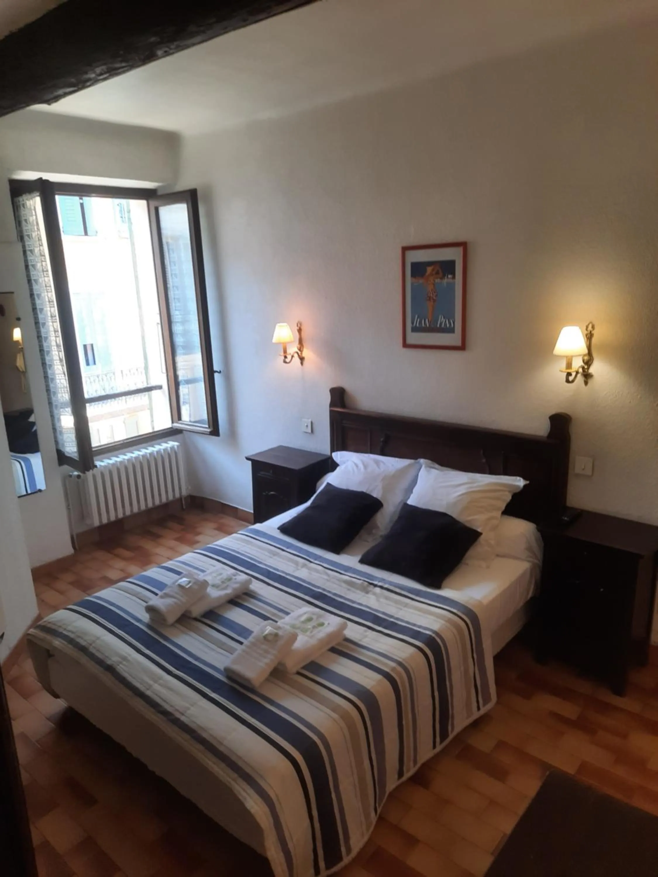 Bedroom, Bed in Hôtel Central