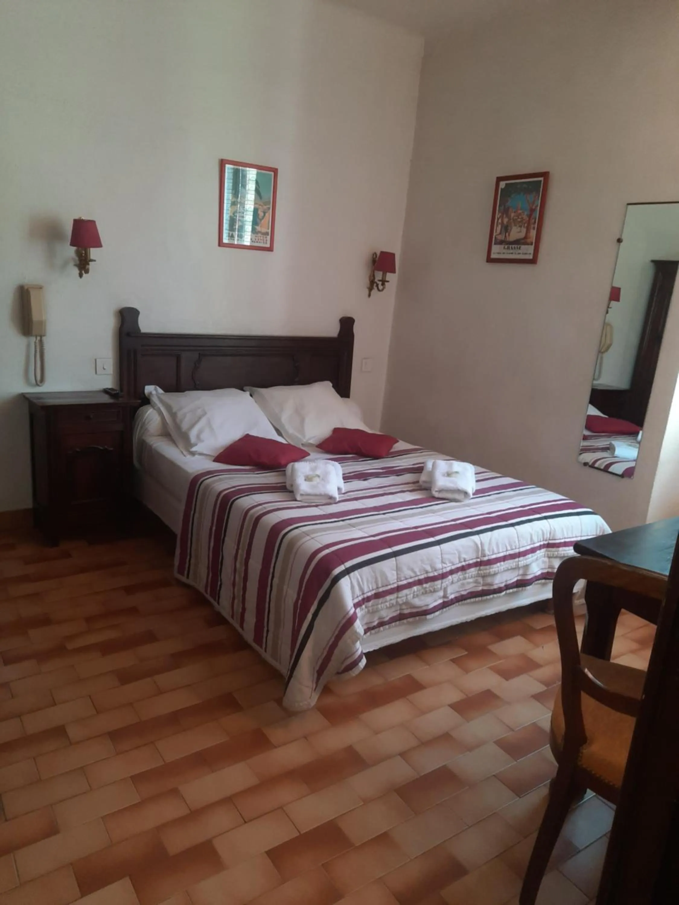 Photo of the whole room, Bed in Hôtel Central