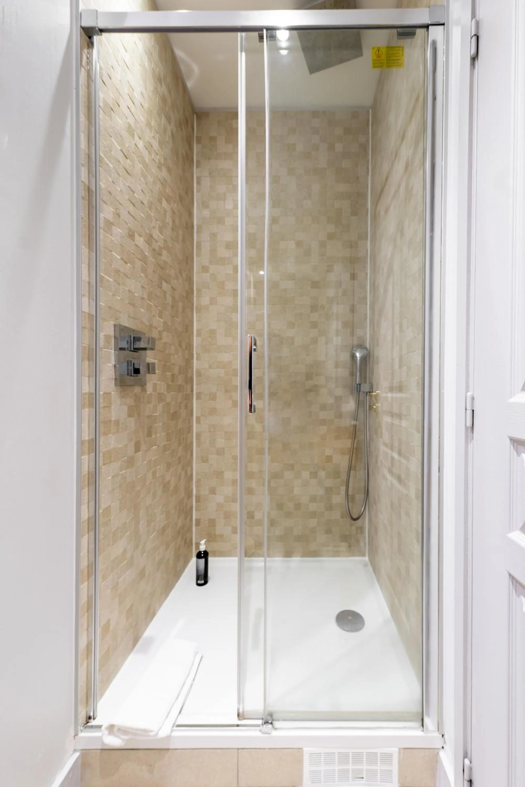 Shower in Apparts de l'Oncle Louis