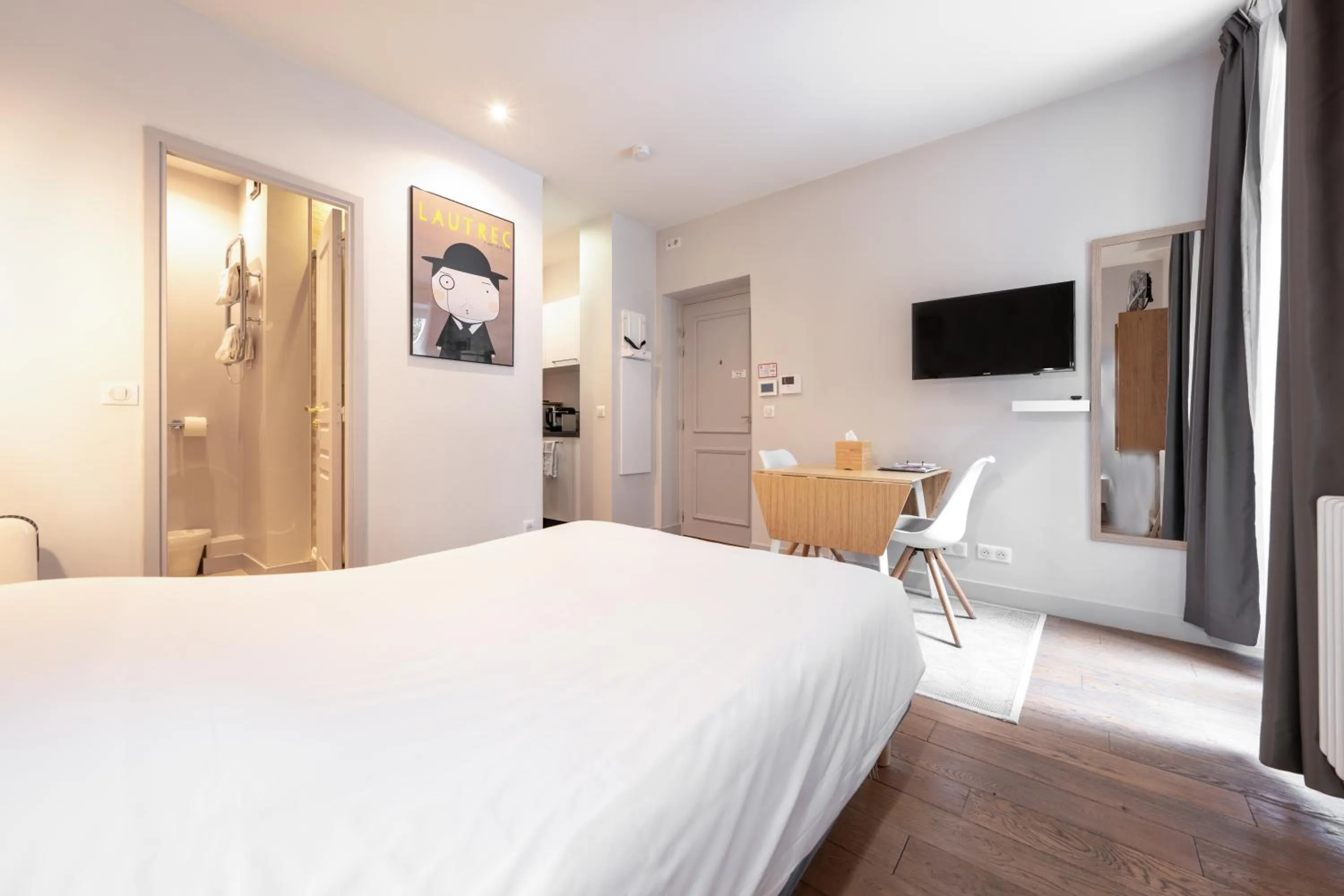 Facade/entrance, Bed in Apparts de l'Oncle Louis