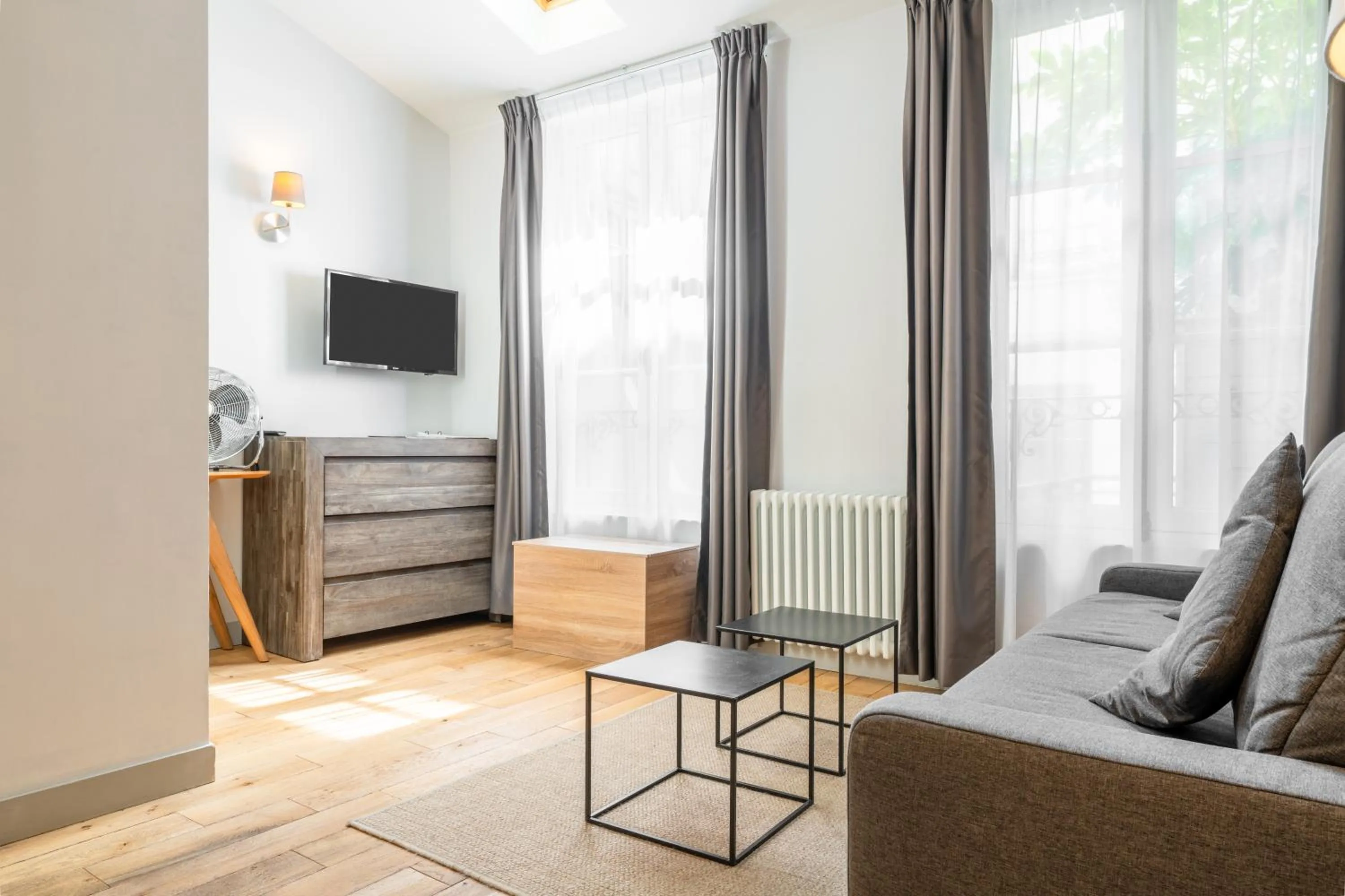 Communal lounge/ TV room in Apparts de l'Oncle Louis