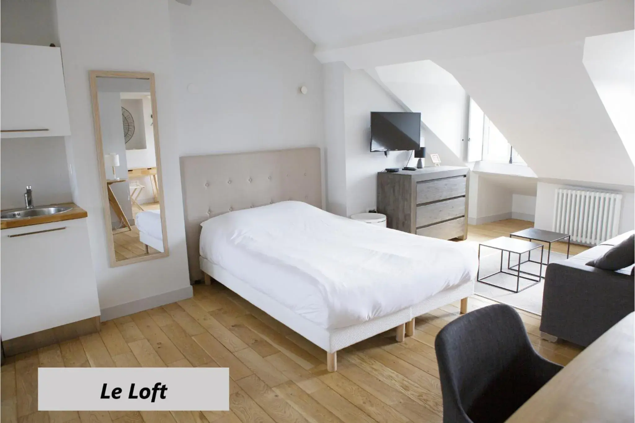 Bed in Apparts de l'Oncle Louis Bed in Apparts de l'Oncle Louis