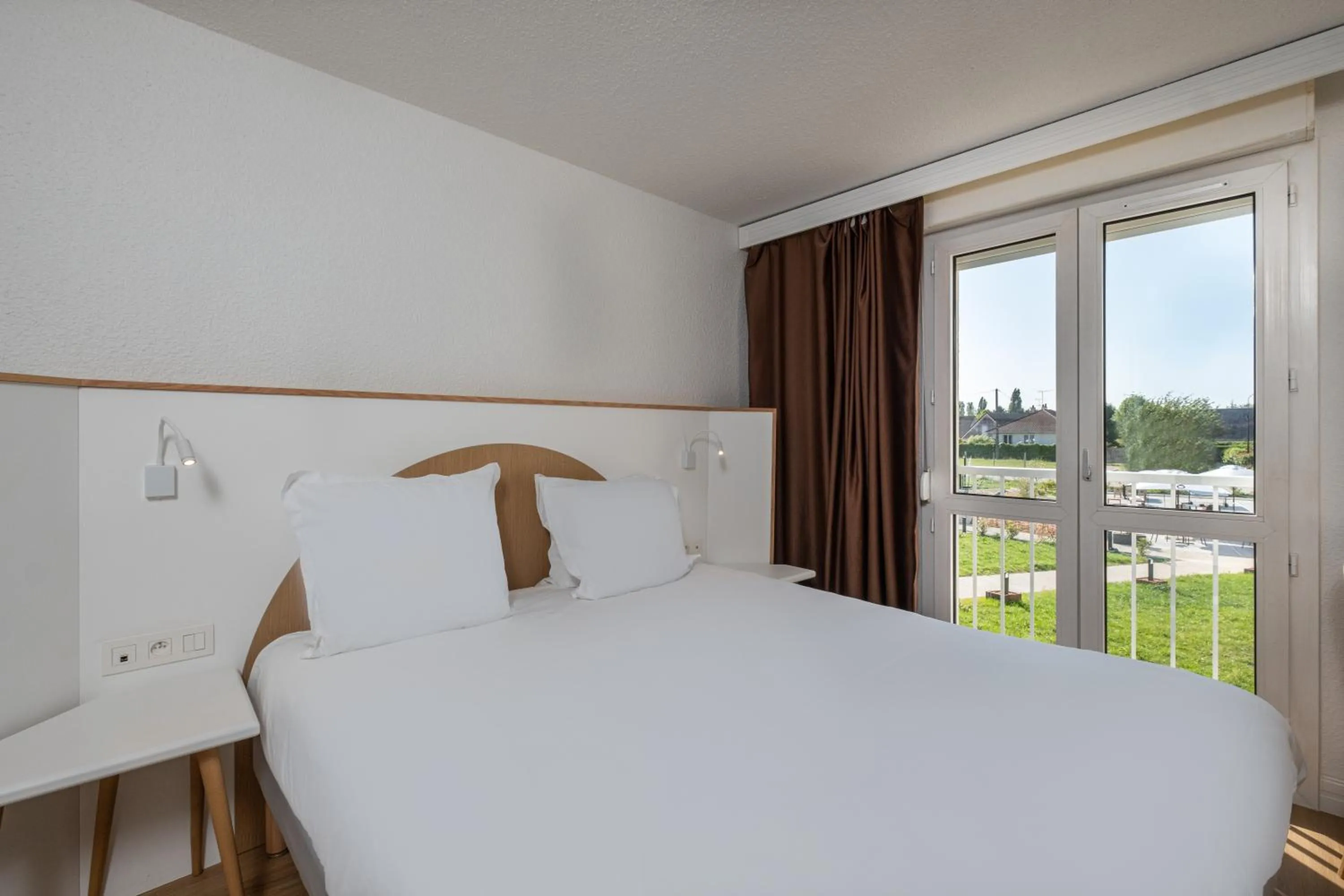 Garden view, Bed in La Clef des Châteaux