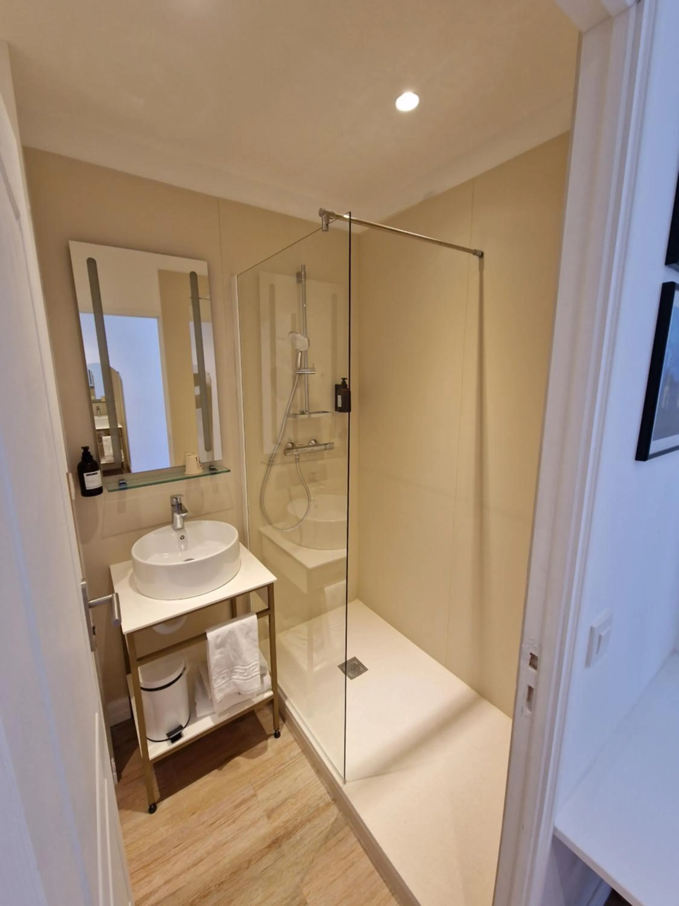 Shower in La Clef des Châteaux