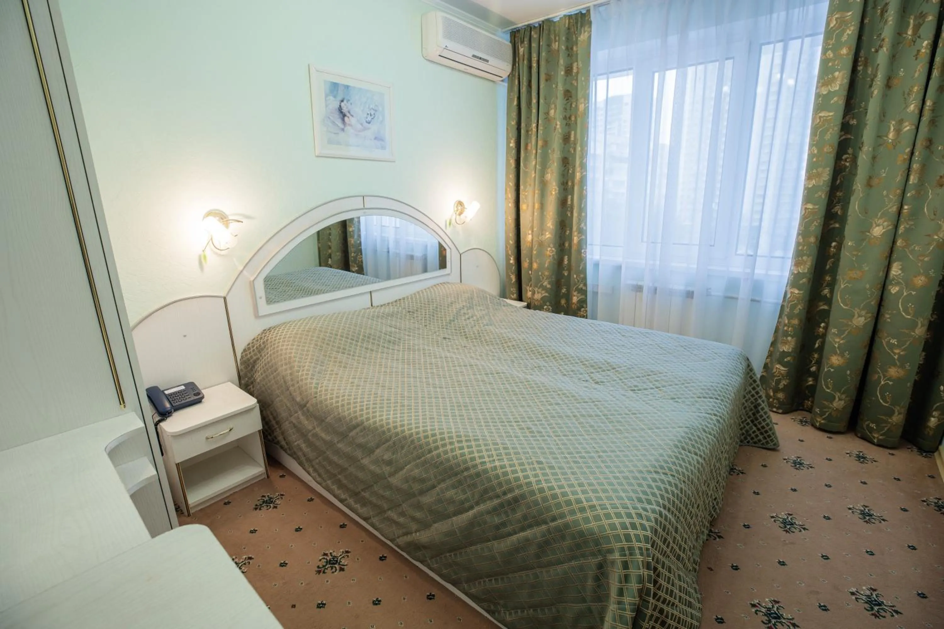 Bedroom, Bed in Hotel Mir