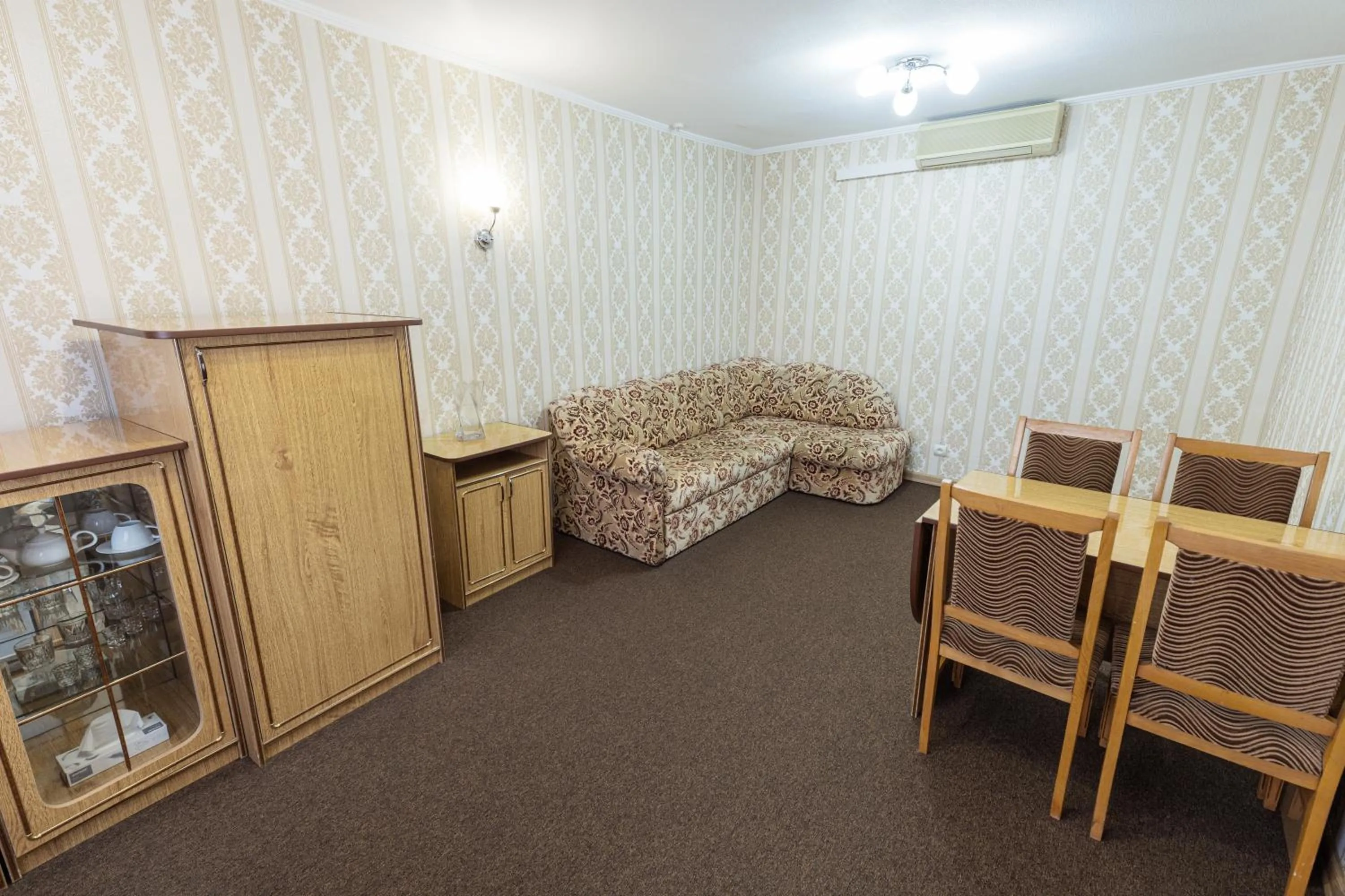 Photo of the whole room in Hotel Mir