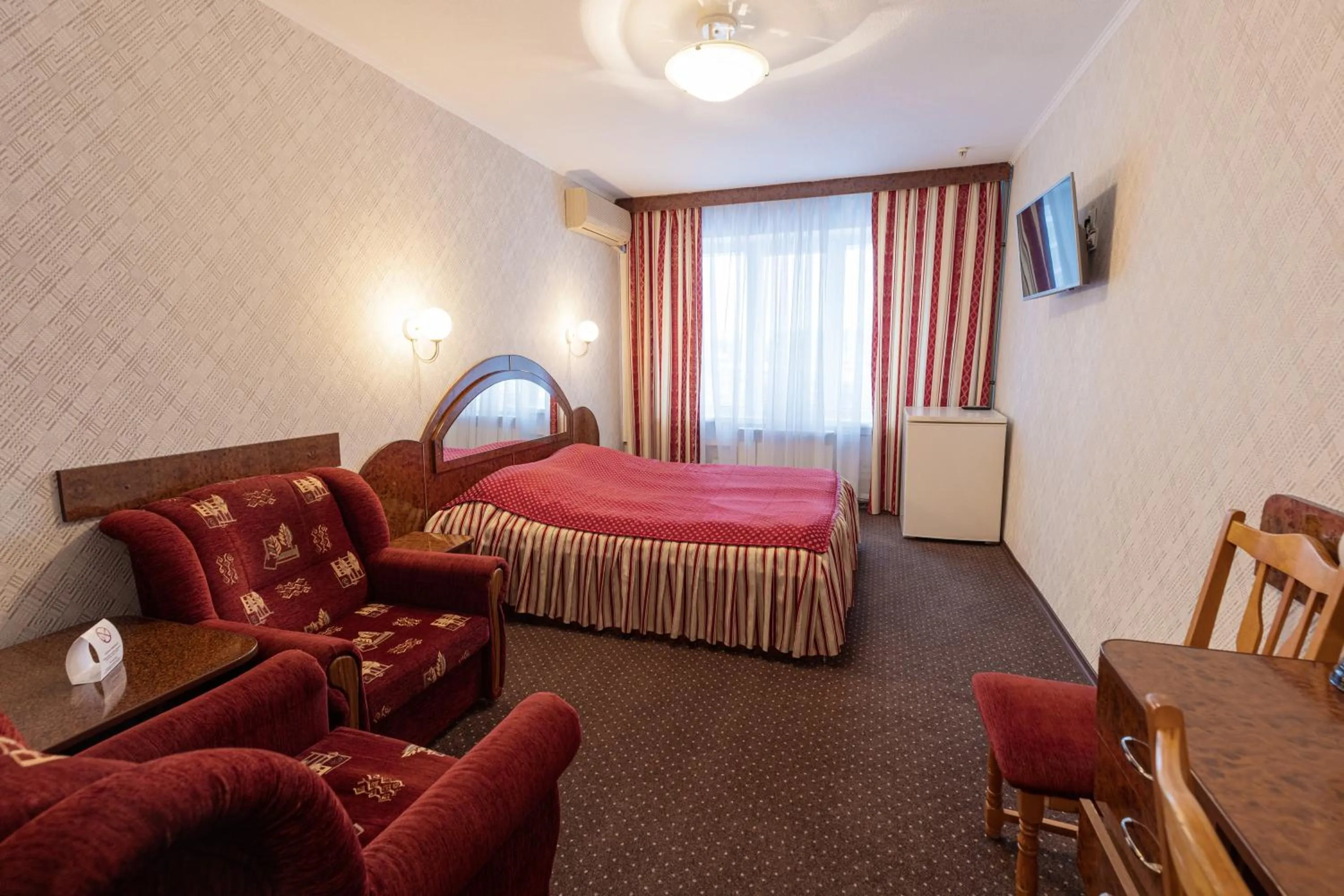 Photo of the whole room, Bed in Hotel Mir